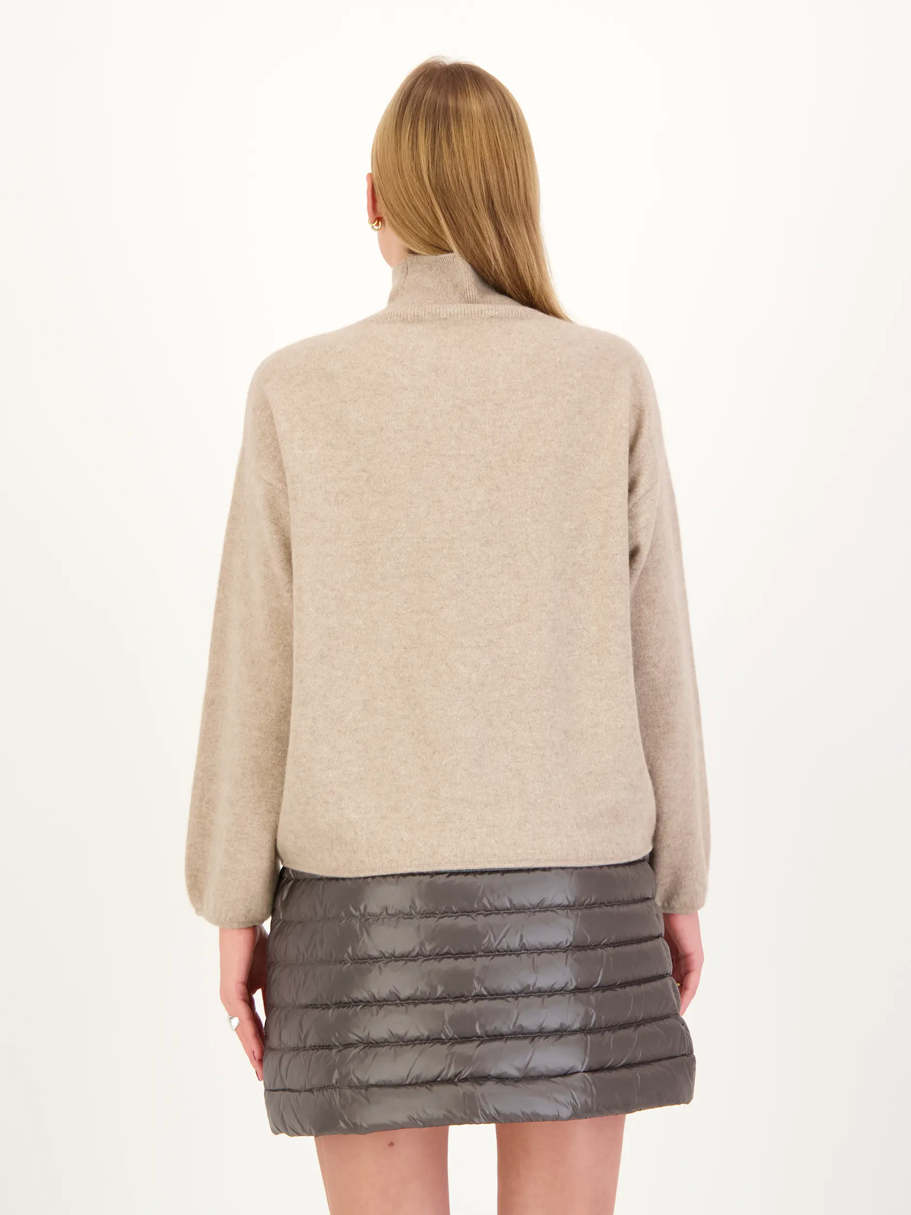 Pullover aus Kaschmir langarm - Artikel Rückseite getragen von einem Modell - Farbe: Beige