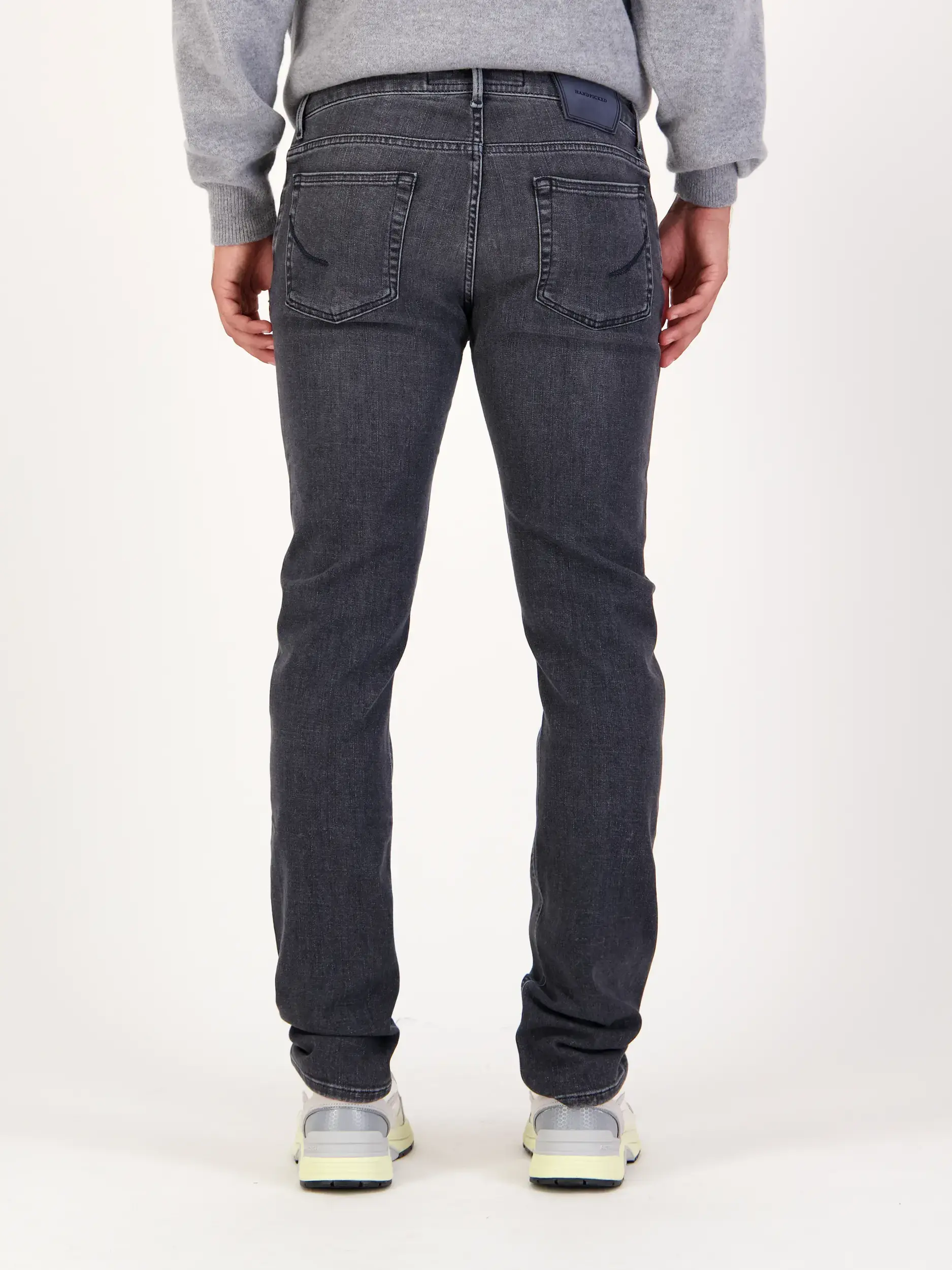 Mid Rise Slim Fit Jeans 'Ravello' - Artikel Rückseite getragen von einem Modell - Farbe: Grau