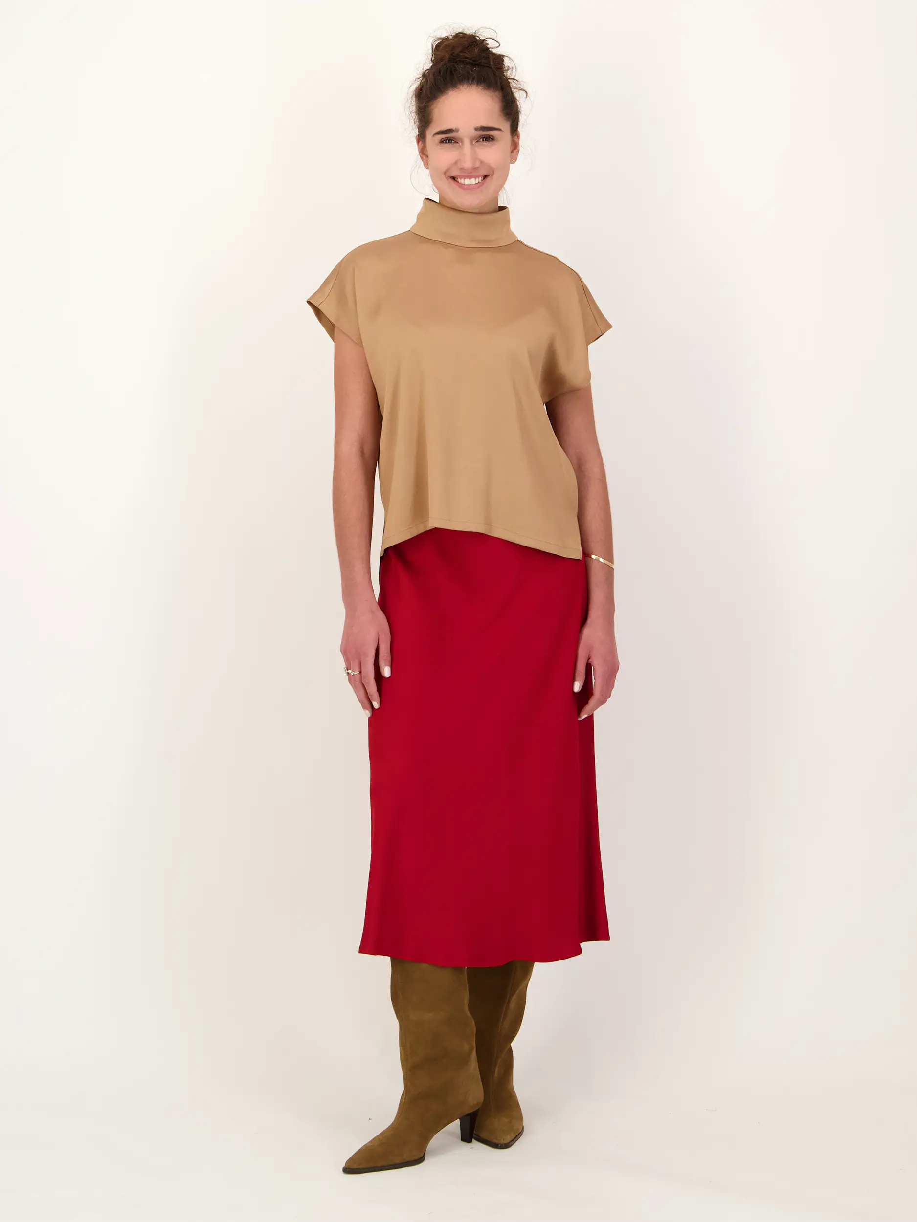 Satinbluse 'Alaria' kurzarm - Artikel Teil eines Outfits getragen von einem Modell - Farbe: Beige