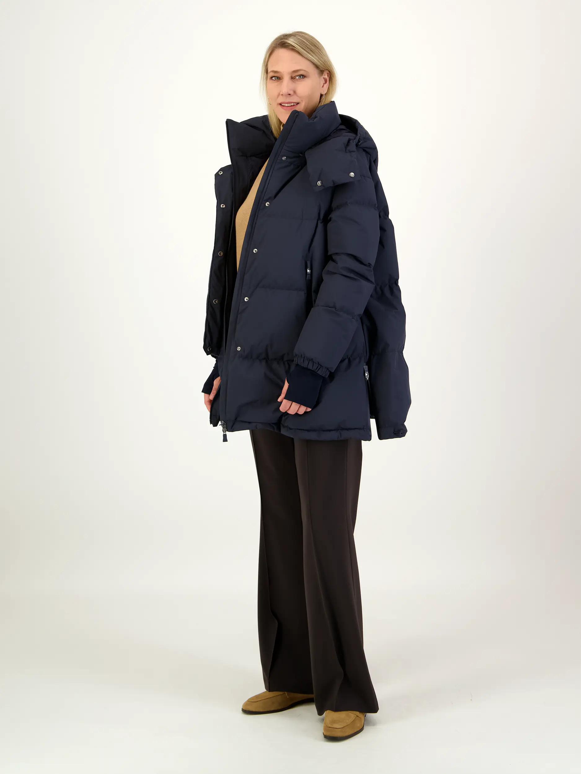 Wasserabweisende Daunenjacke - Artikel Teil eines Outfits getragen von einem Modell