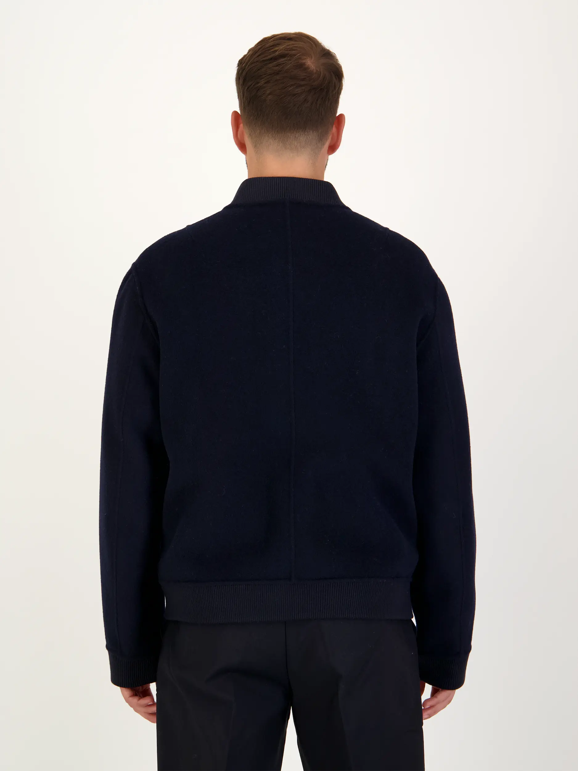 Wolljacke - Artikel Rückseite getragen von einem Modell - Farbe: Blau