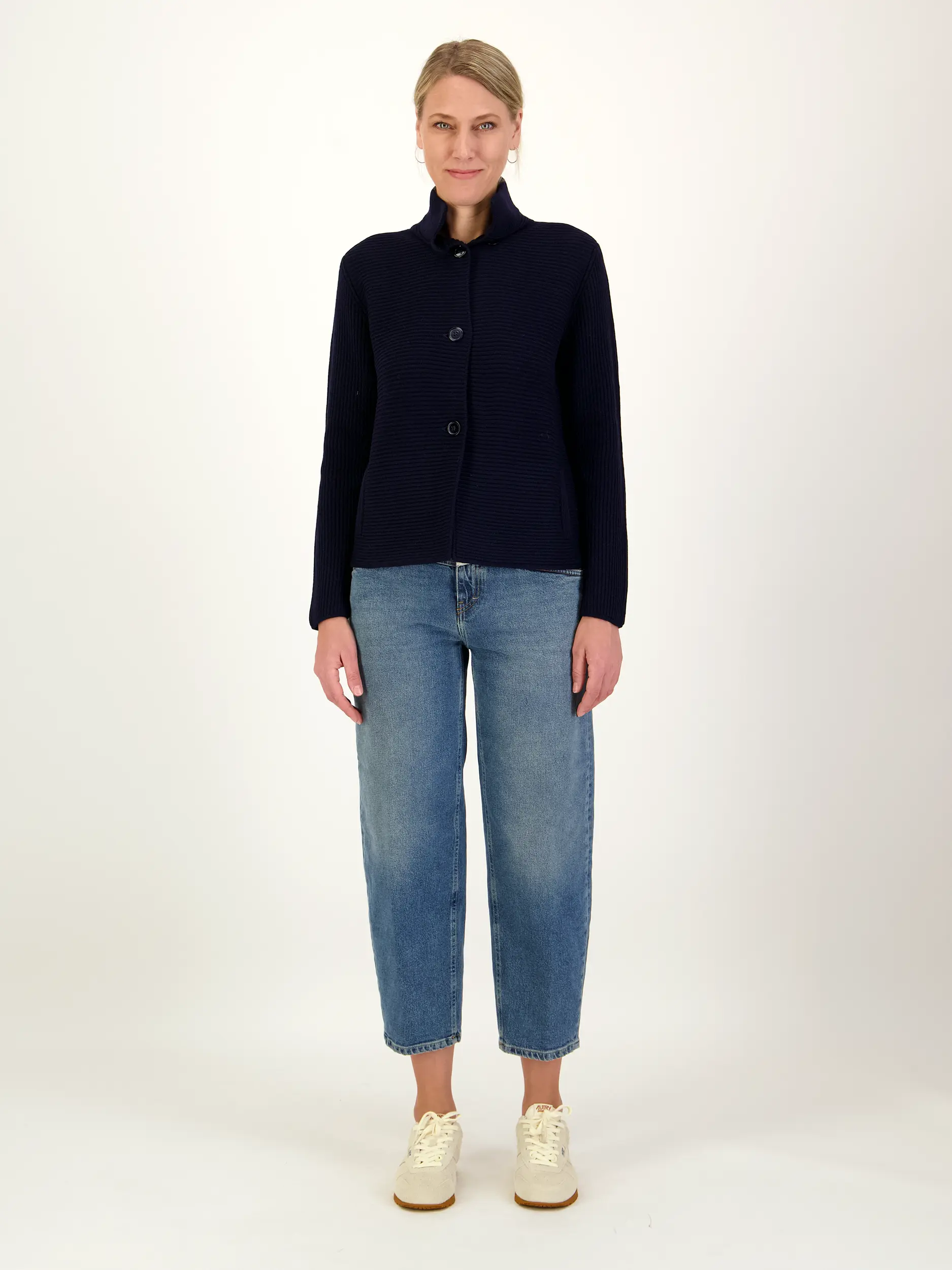 Mid Rise Barrel Jeans - Artikel Teil eines Outfits getragen von einem Modell