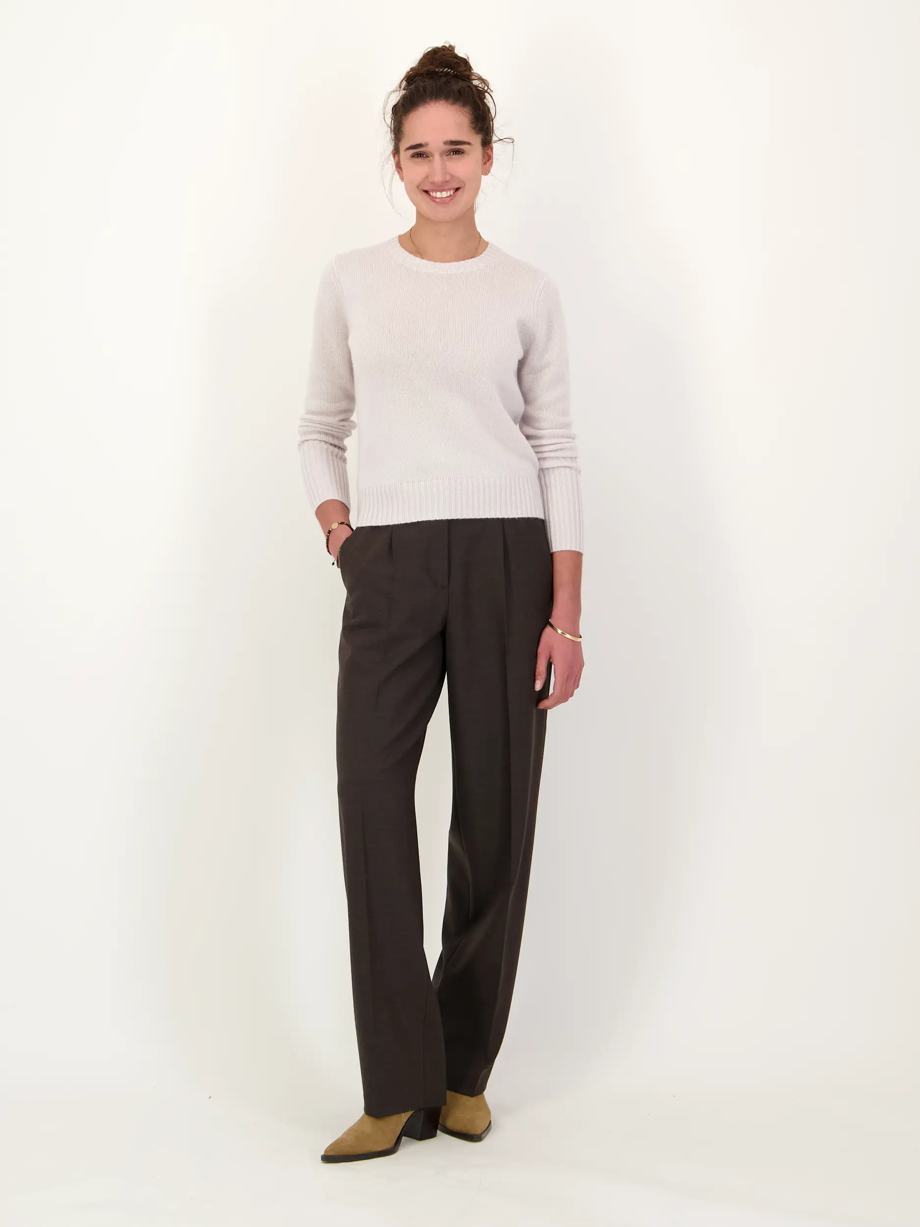 Pullover aus Kaschmir - Artikel Teil eines Outfits getragen von einem Modell - Farbe: Grau