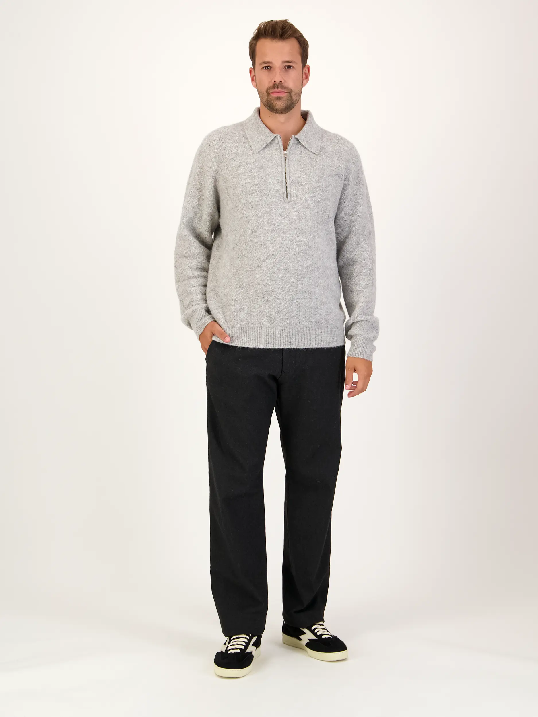 Pullover 'Alfie' aus Woll-Mix langarm - Artikel Teil eines Outfits getragen von einem Modell - Farbe: Grau