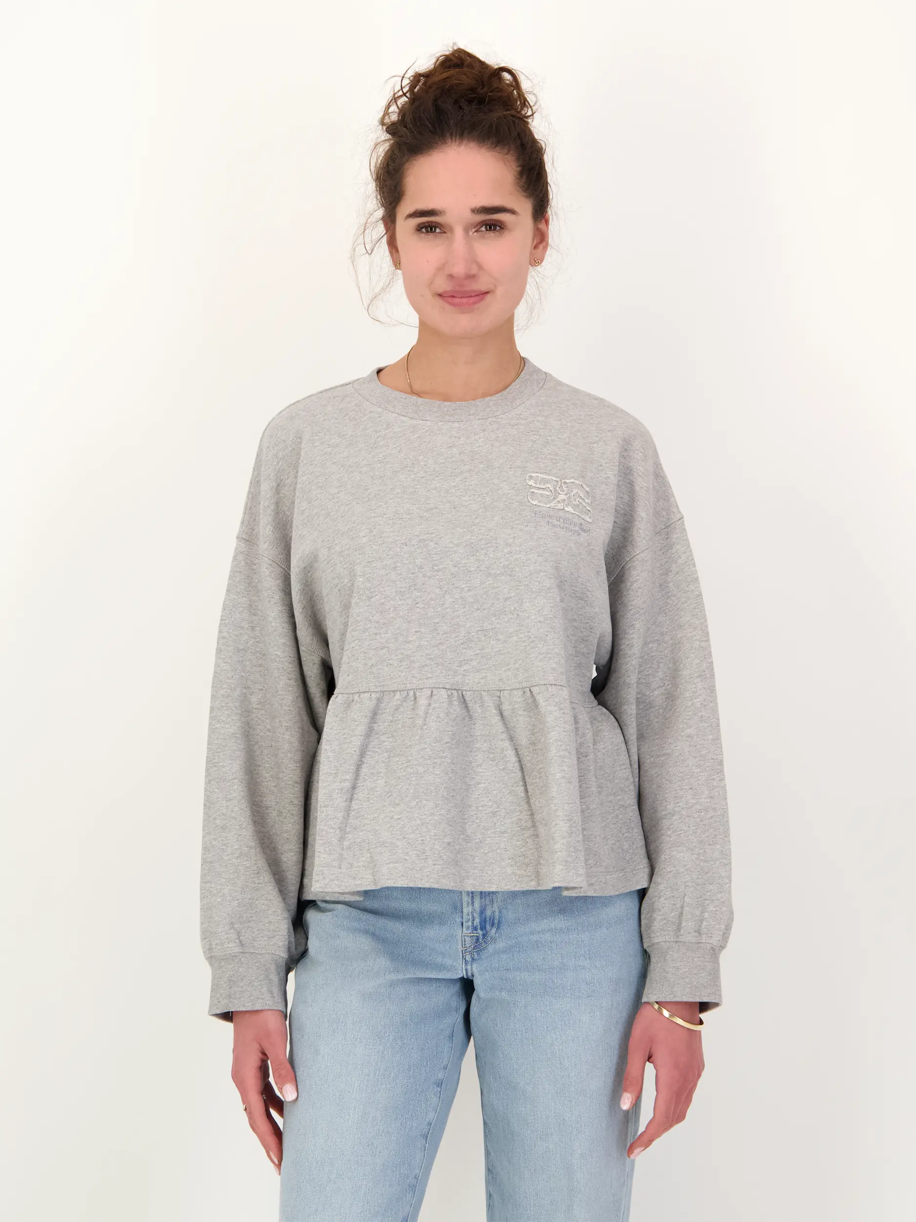 Sweatshirt  - Artikel Vorderseite getragen von einem Modell - Farbe: Grau
