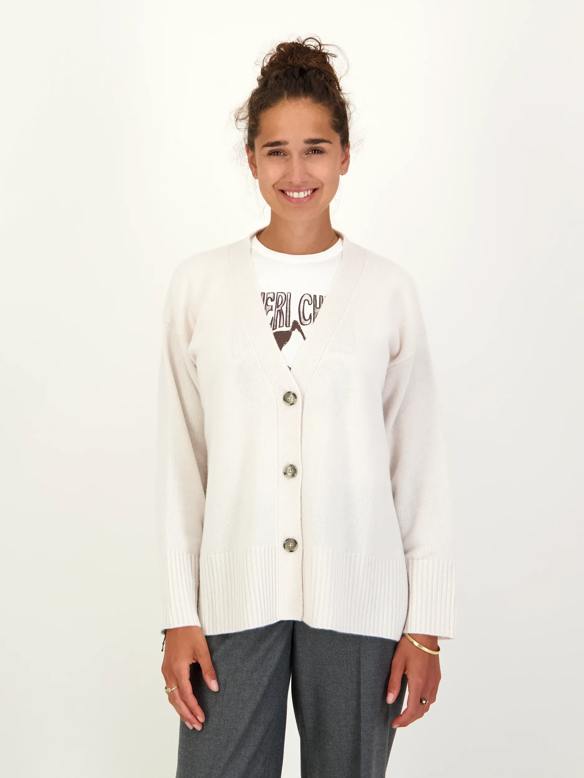 Strickjacke aus Kaschmir-Mix langarm - Artikel Vorderseite getragen von einem Modell - Farbe: Creme