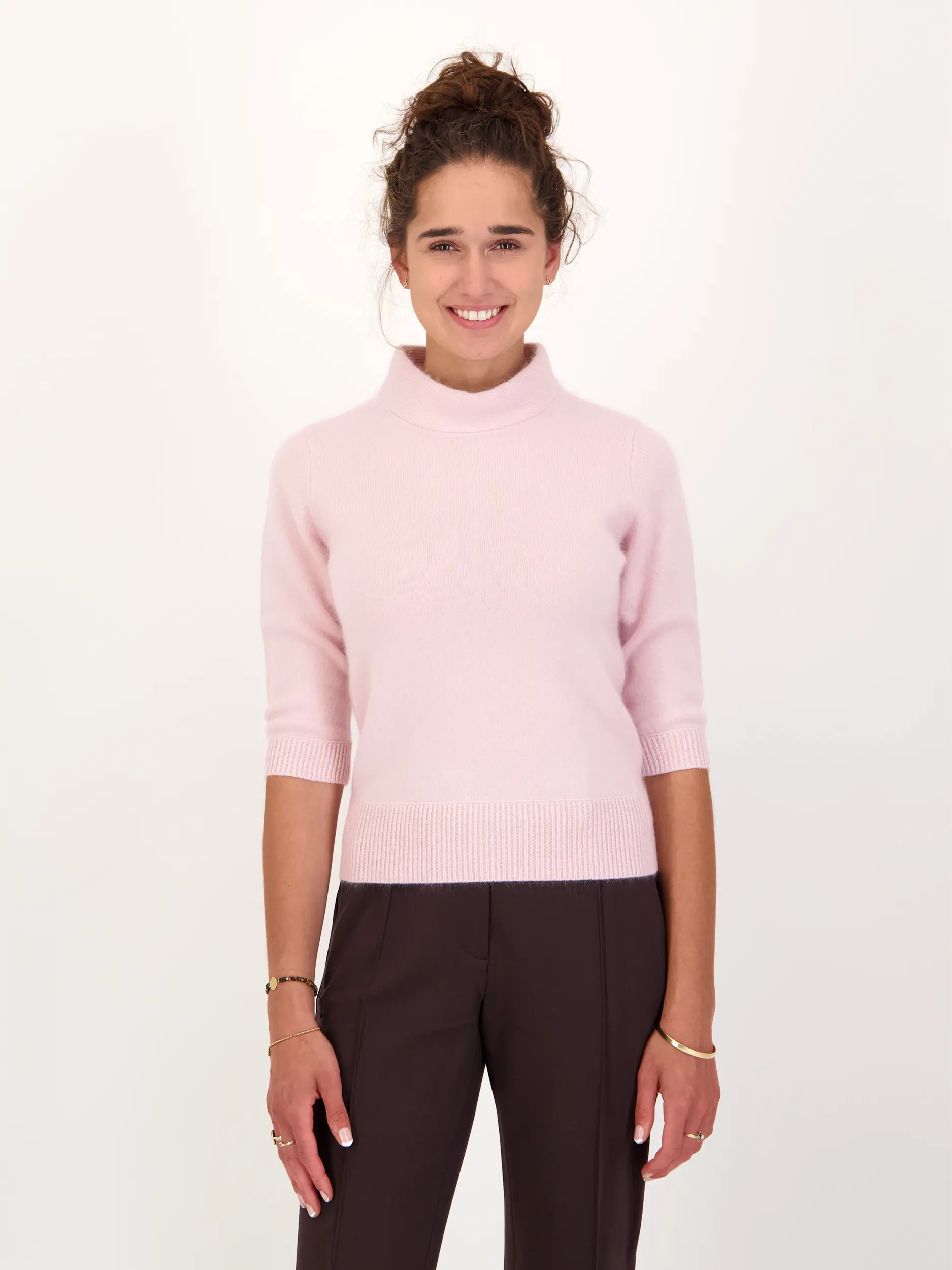 Pullover 'Fluffy Statement' aus Wolle 3/4 Arm - Artikel Vorderseite getragen von einem Modell - Farbe: Rosa&Pink