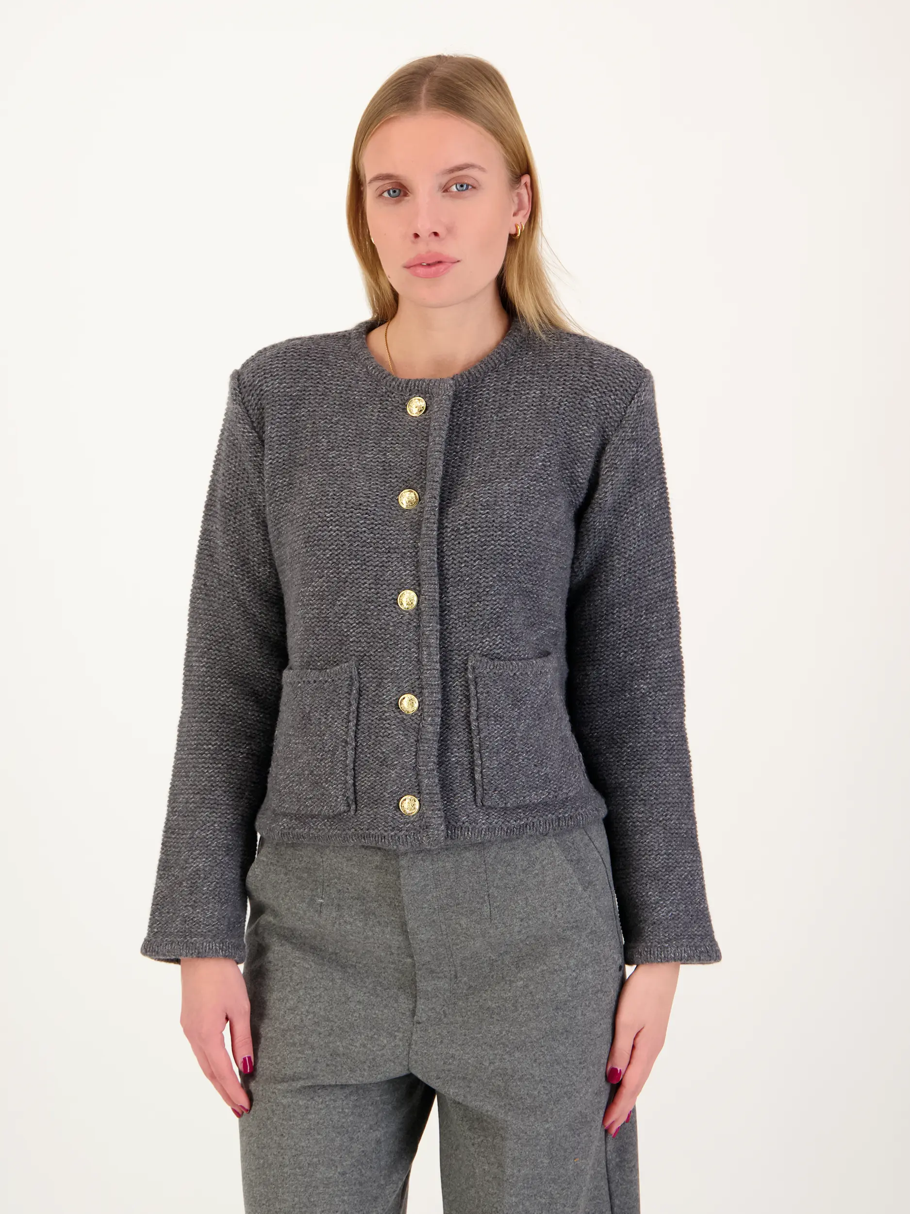 Strickjacke 'Patricia' - Artikel Vorderseite getragen von einem Modell - Farbe: Grau