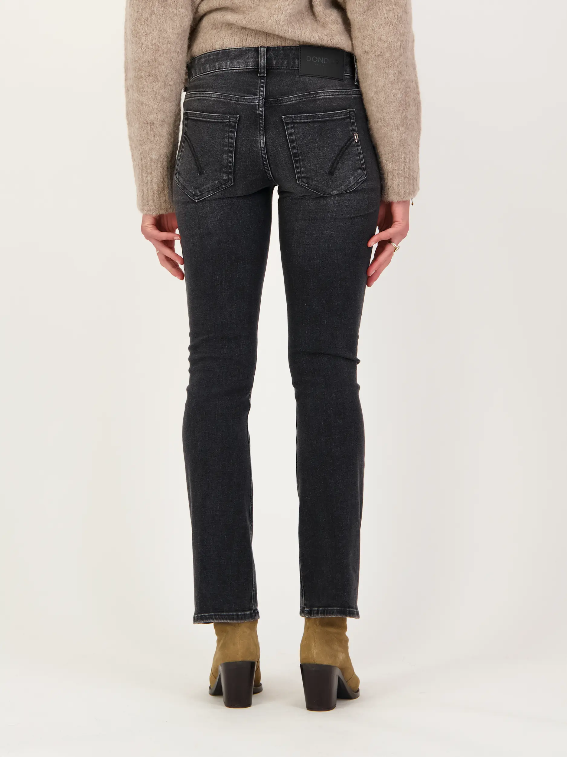 Low Rise Bootcut Jeans 'Batz' - Artikel Rückseite getragen von einem Modell - Farbe: Grau