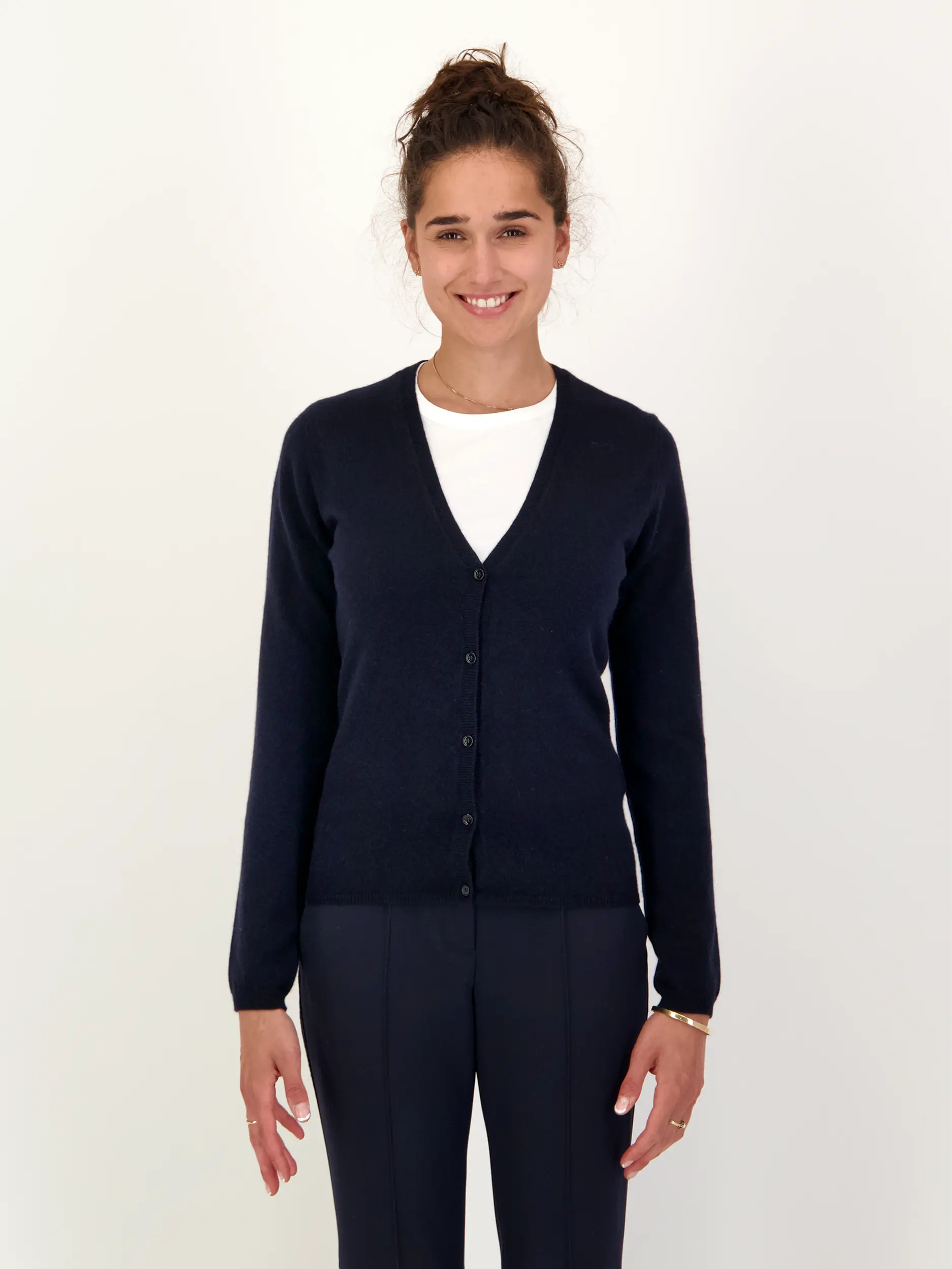 Strickjacke aus Kaschmir - Artikel Vorderseite getragen von einem Modell - Farbe: Blau