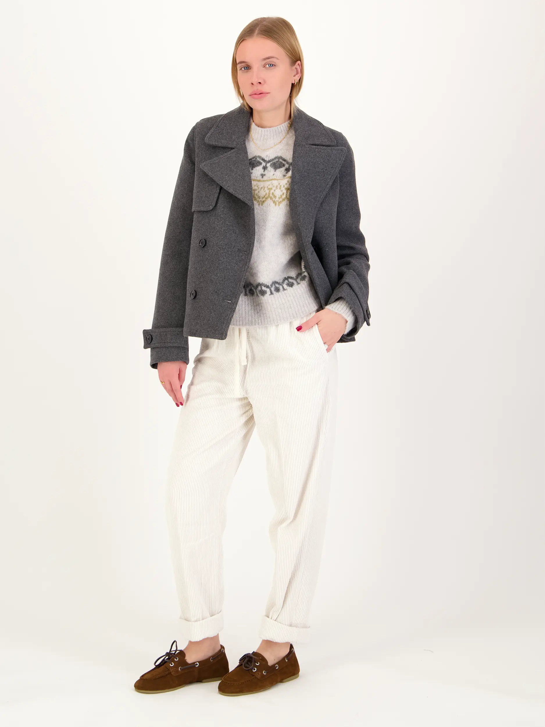 Pullover mit Norweger-Muster - Artikel Teil eines Outfits getragen von einem Modell - Farbe: Creme