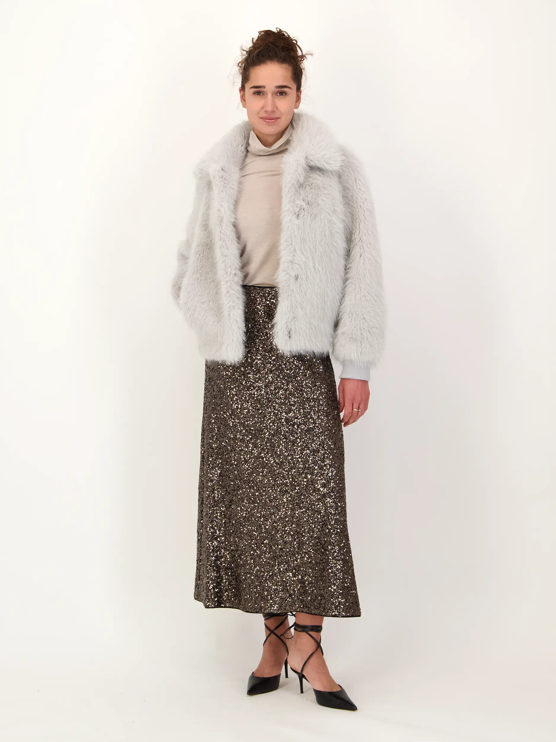 Jacke in Fell-Optik - Artikel Teil eines Outfits getragen von einem Modell - Farbe: Creme