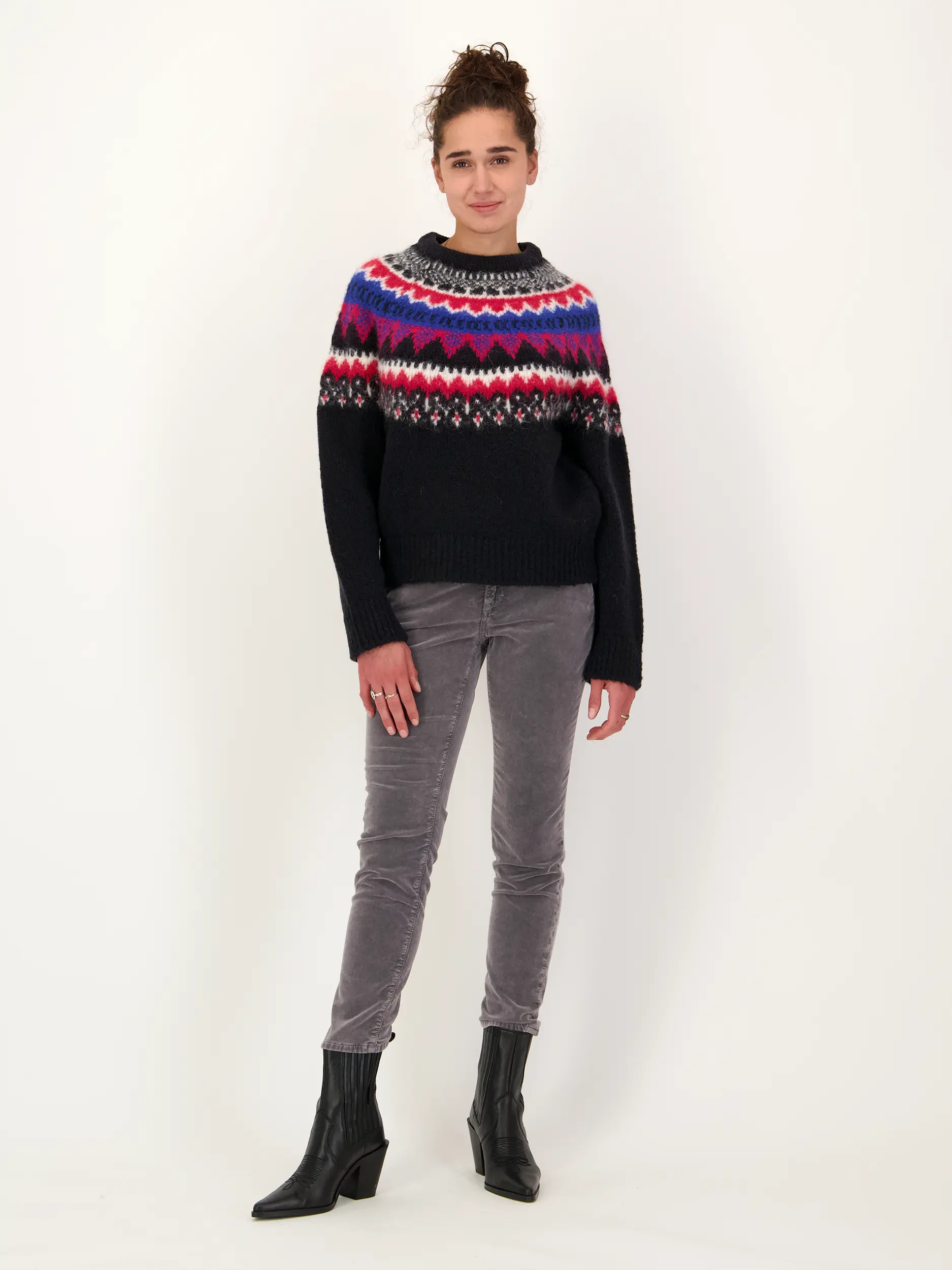 Samthose 'Baker' - Artikel Teil eines Outfits getragen von einem Modell - Farbe: Grau