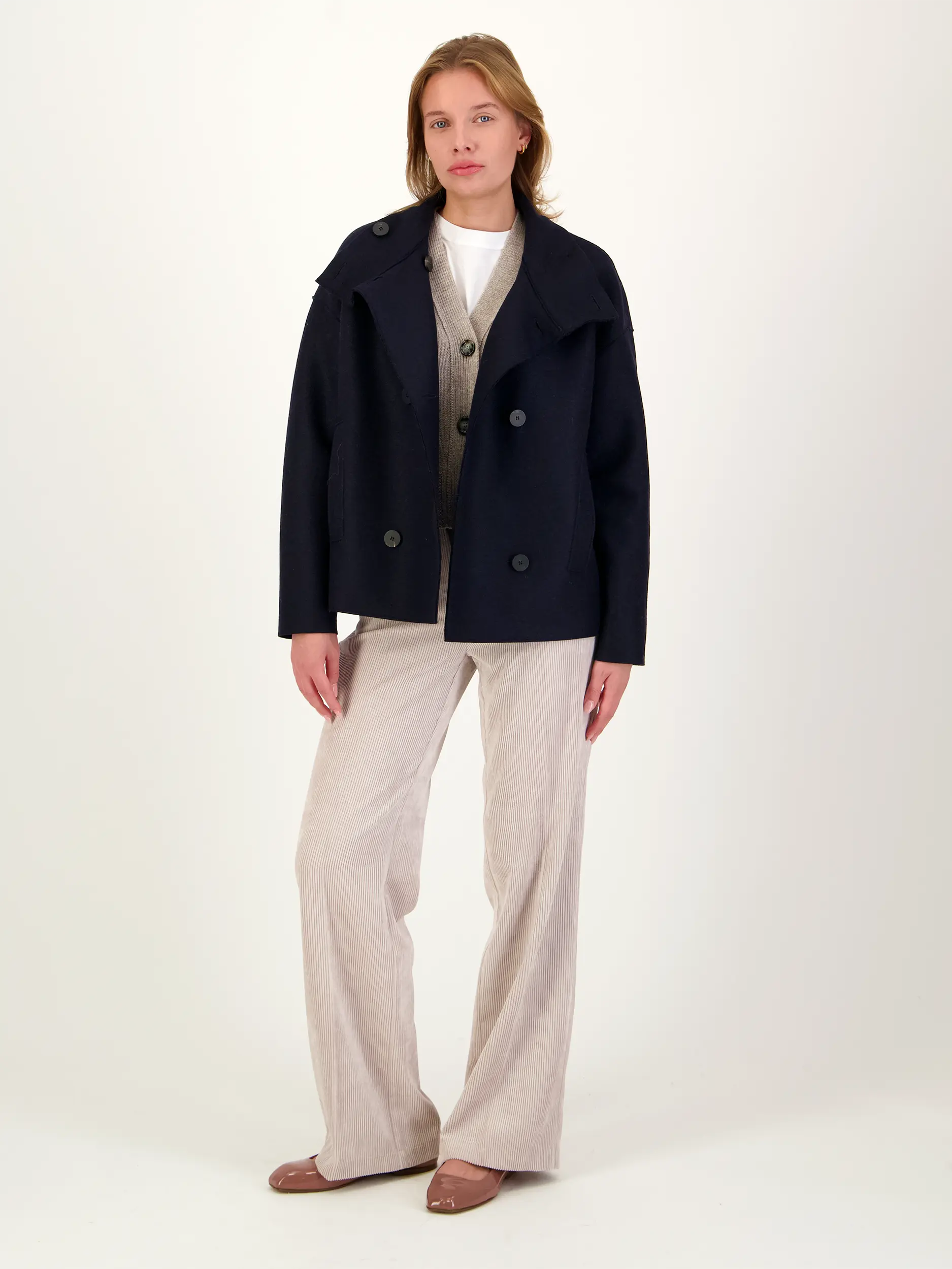 Cabanjacke aus Wolle - Artikel Teil eines Outfits getragen von einem Modell - Farbe: Blau