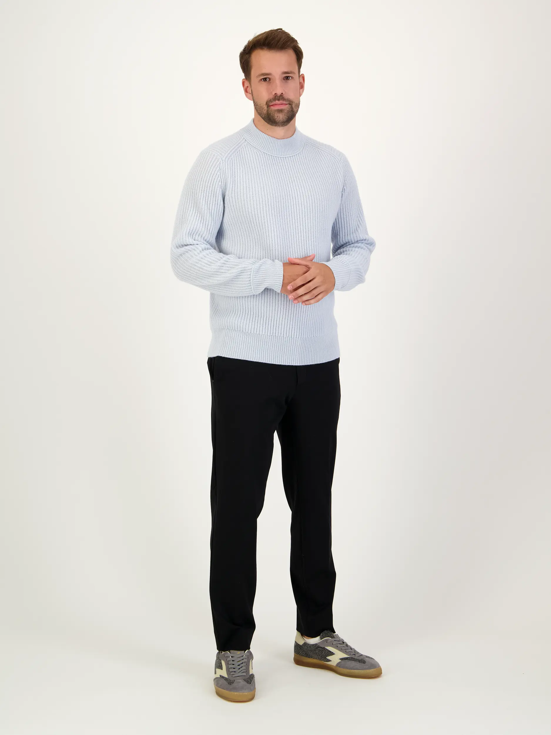 Pullover aus Kaschmir langarm - Artikel Teil eines Outfits getragen von einem Modell - Farbe: Blau