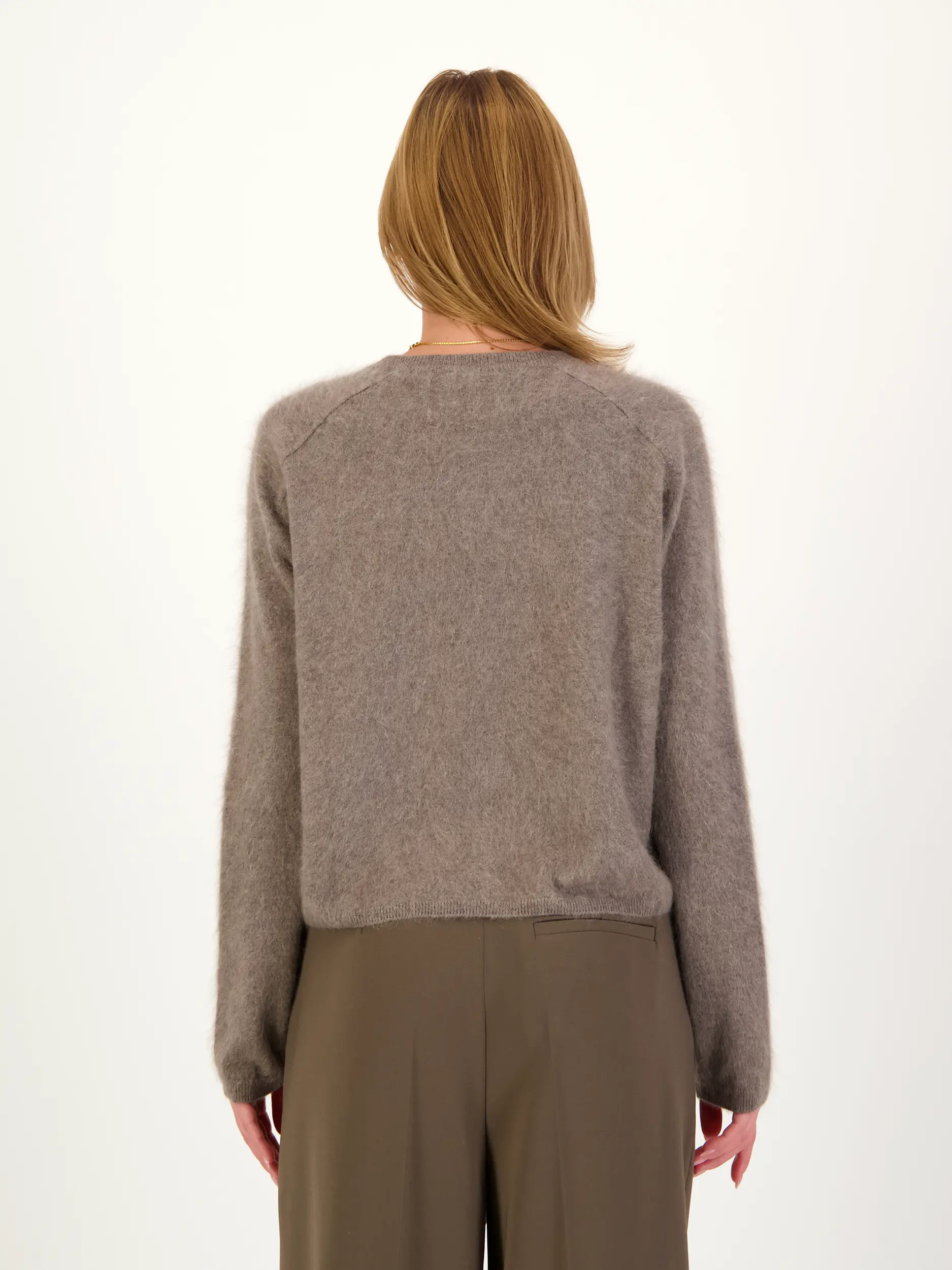 Pullover 'Lexia' aus Kaschmir langarm - Artikel Rückseite getragen von einem Modell - Farbe: Braun