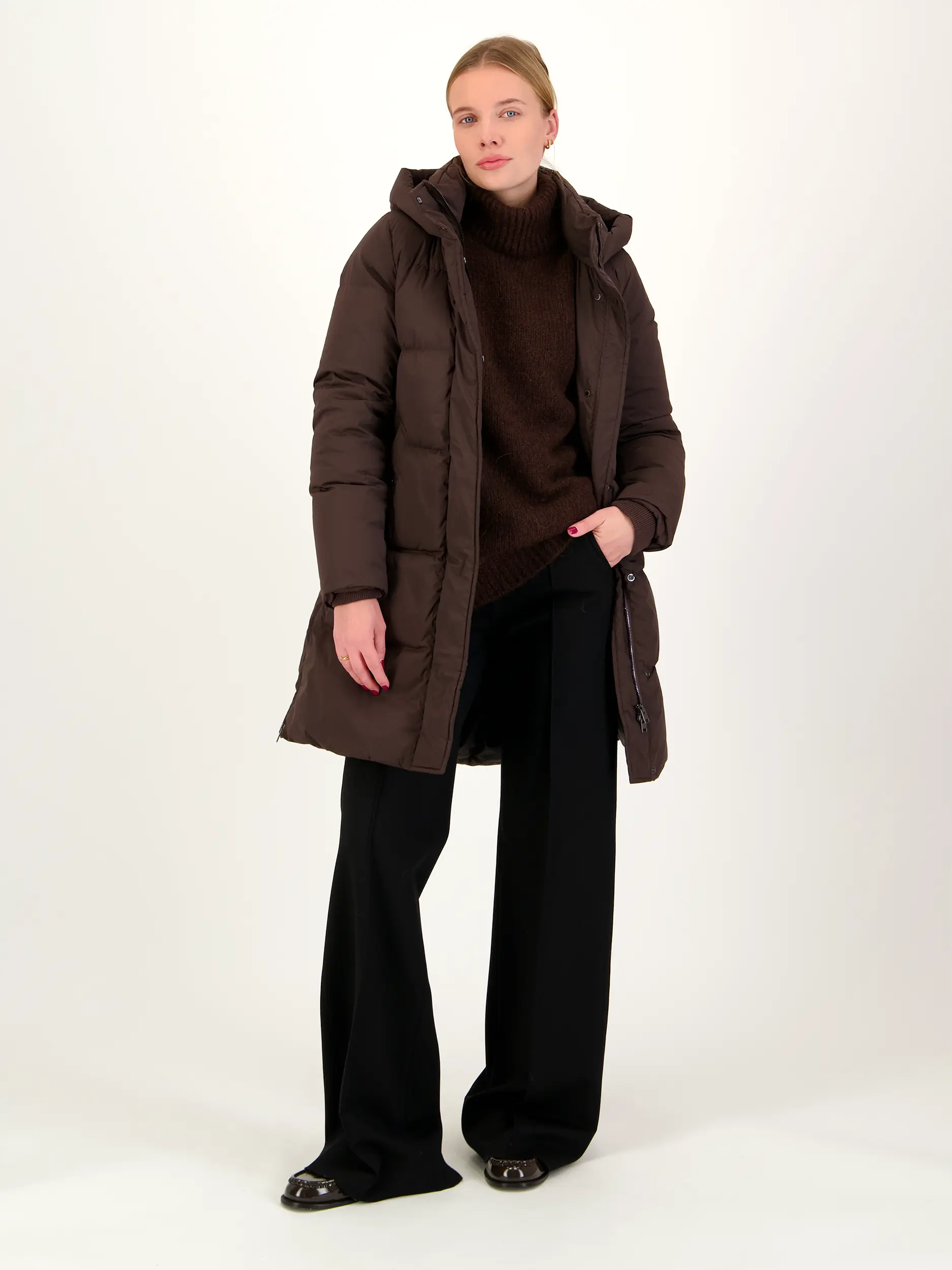 Daunenjacke 'Kelly' - Artikel Teil eines Outfits getragen von einem Modell - Farbe: Braun