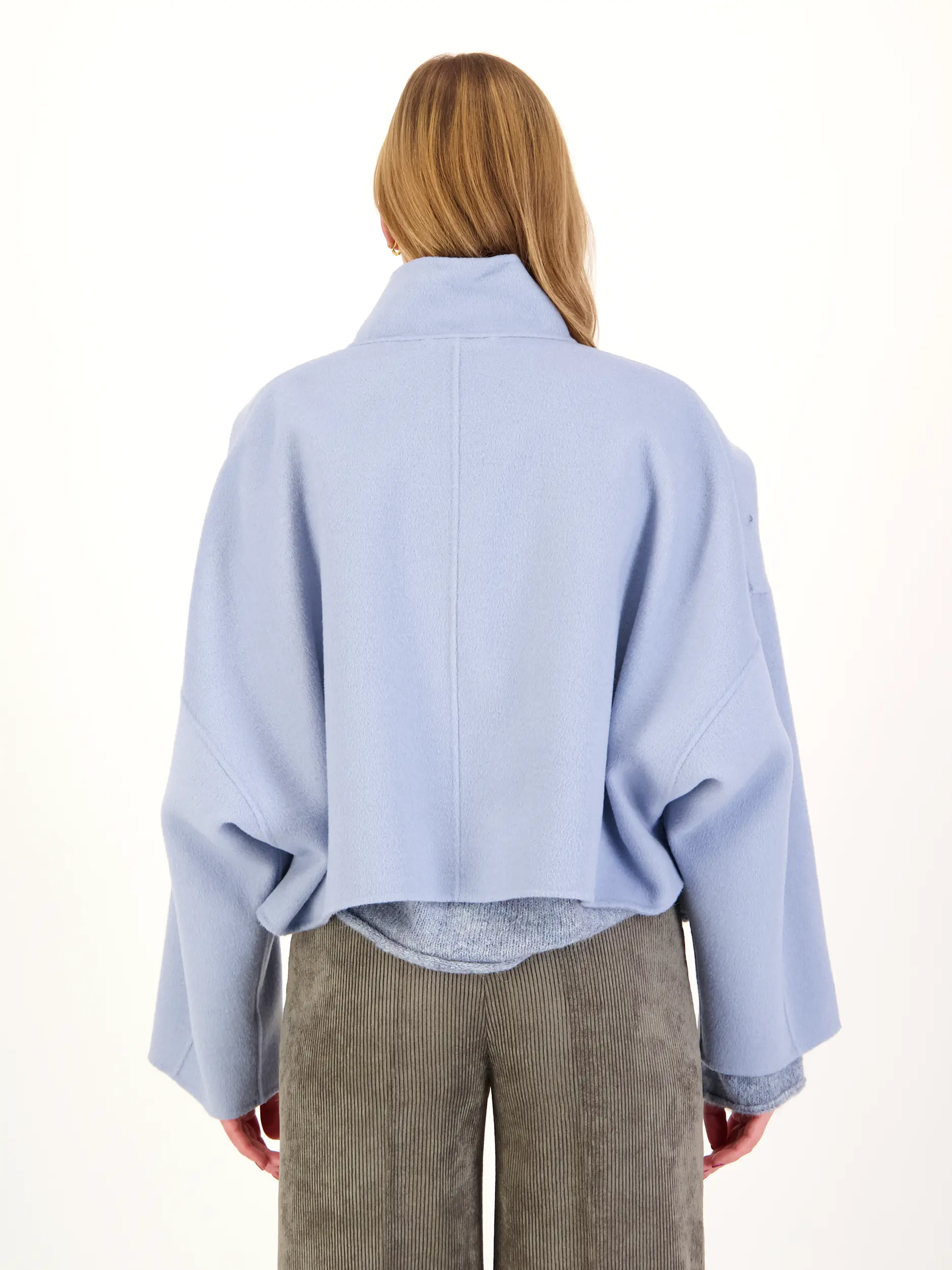Wolljacke 'Elstow' - Artikel Rückseite getragen von einem Modell - Farbe: Blau