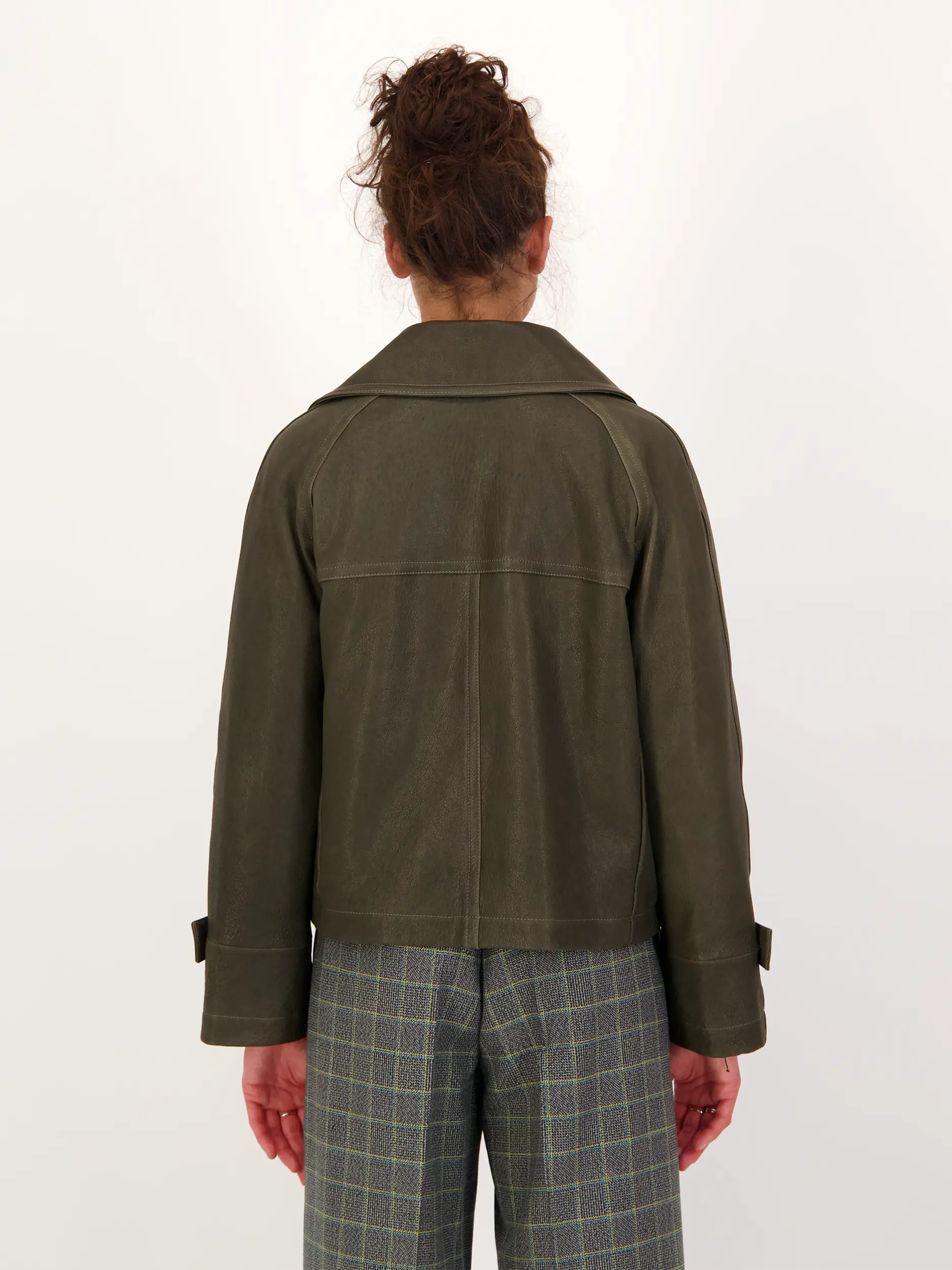 Lederjacke - Artikel Rückseite getragen von einem Modell - Farbe: Grün