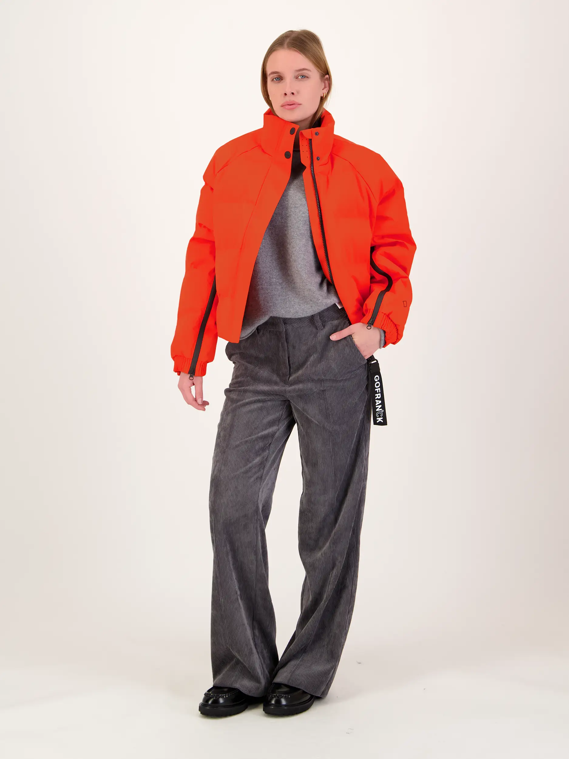 Pullover aus Kaschmir langarm - Artikel Teil eines Outfits getragen von einem Modell - Farbe: Grau