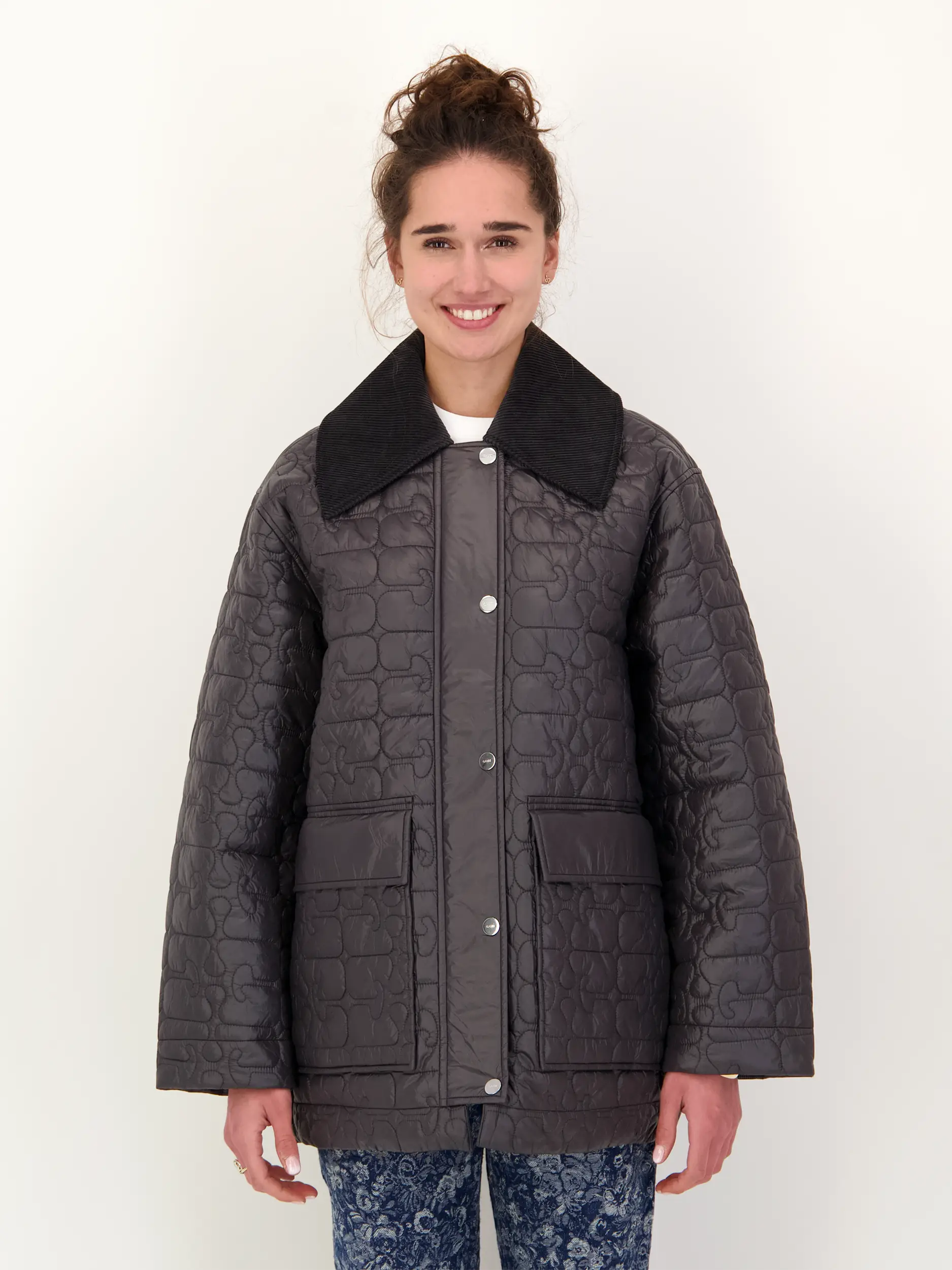 Steppjacke - Artikel Vorderseite getragen von einem Modell - Farbe: Schwarz