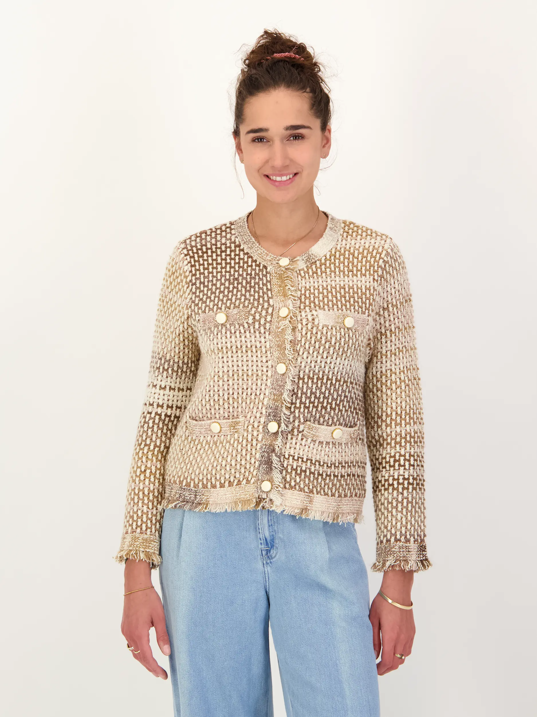 Gemusterte Strickjacke 'Sariyah knit' aus Woll-Mix mit Fransen - Artikel Vorderseite getragen von einem Modell - Farbe: Braun