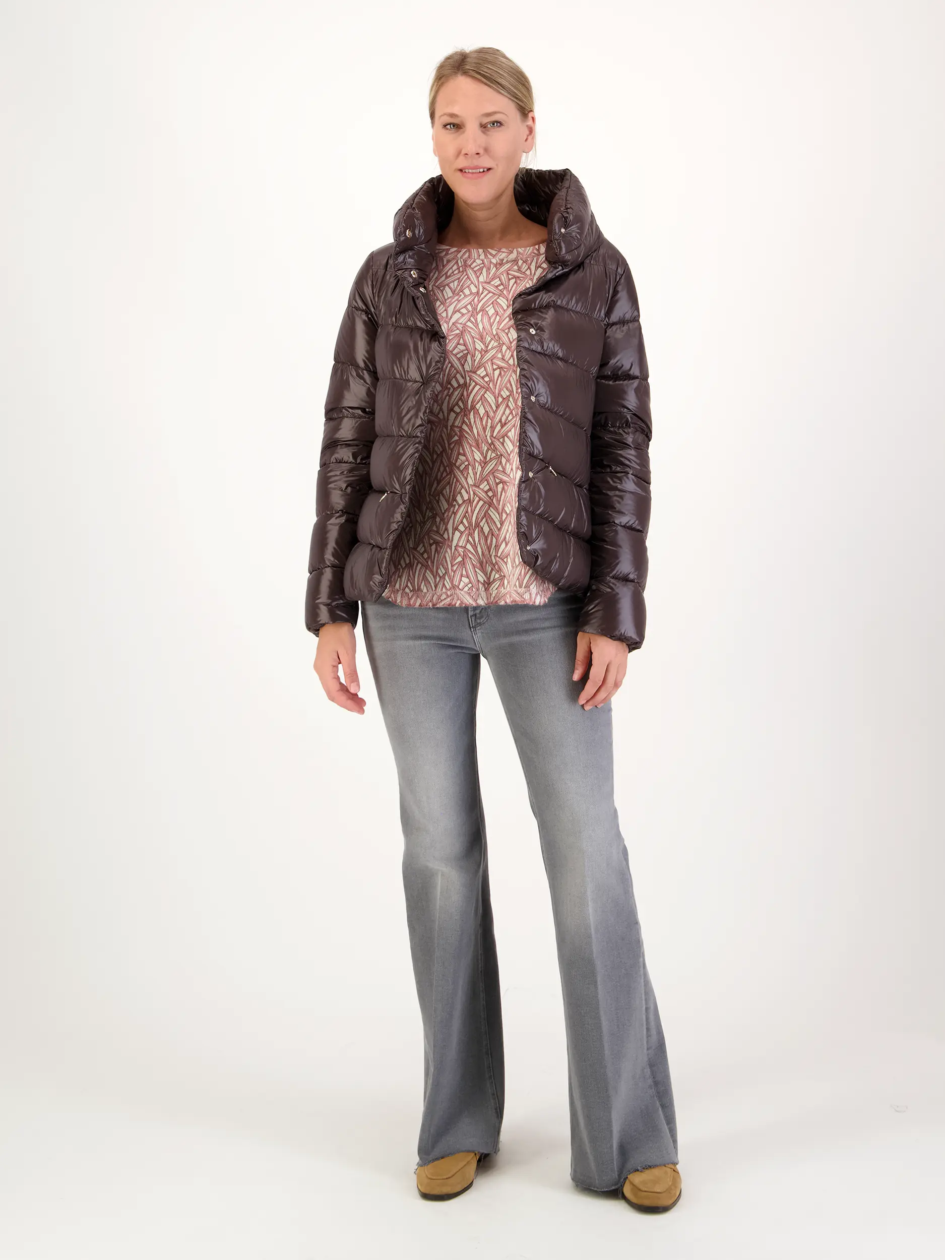 Gemusterter Pullover aus Kaschmir langarm - Artikel Teil eines Outfits getragen von einem Modell - Farbe: Rosa&Pink