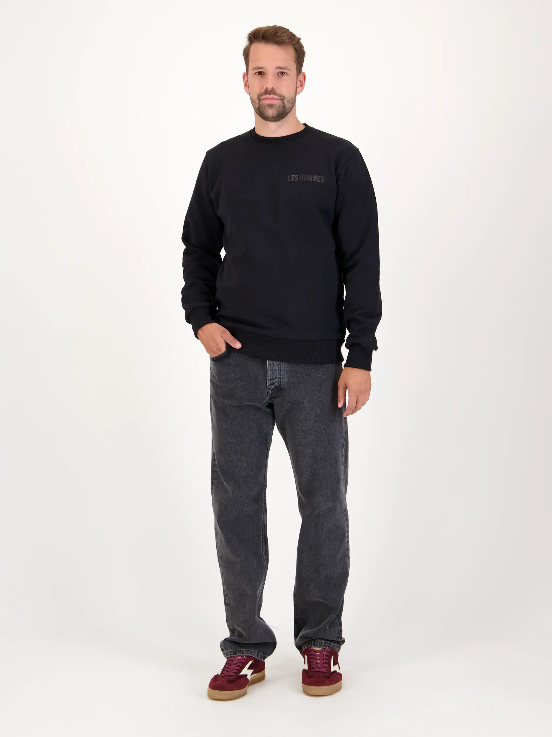 Sweatshirt - Artikel Teil eines Outfits getragen von einem Modell - Farbe: Schwarz