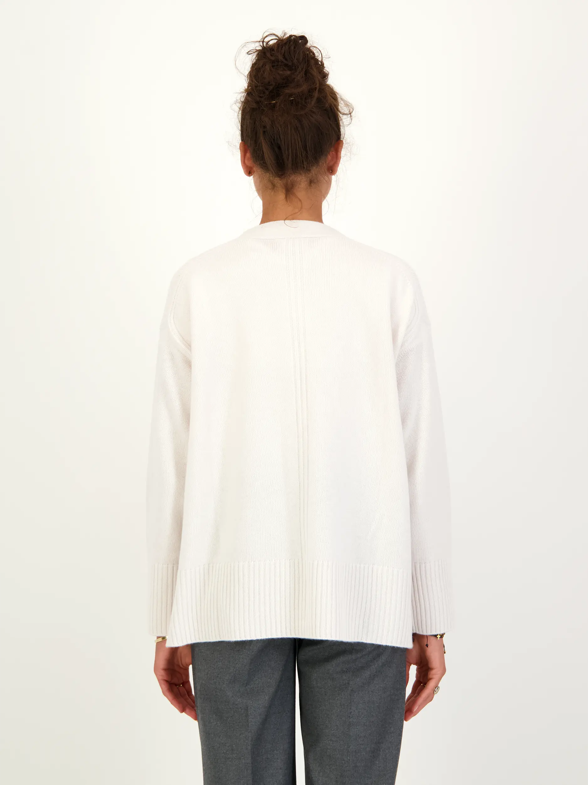 Strickjacke aus Kaschmir-Mix langarm - Artikel Rückseite getragen von einem Modell - Farbe: Creme