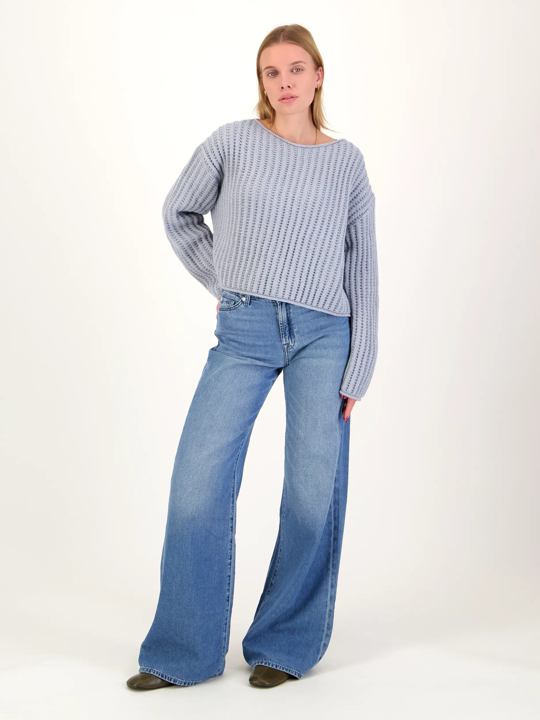 Pullover 'Imeny' langarm - Artikel Teil eines Outfits getragen von einem Modell - Farbe: Blau