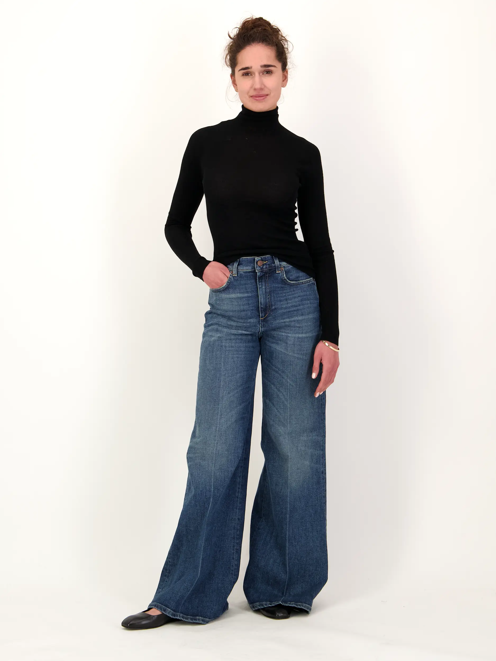 High Rise Flared Leg Jeans 'Blue Jeans Baby' - Artikel Teil eines Outfits getragen von einem Modell - Farbe: Blau