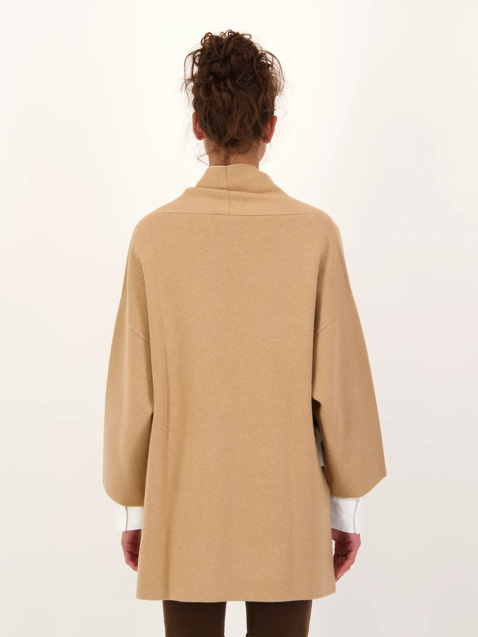 Strickjacke aus Wolle langarm - Artikel Rückseite getragen von einem Modell - Farbe: Braun