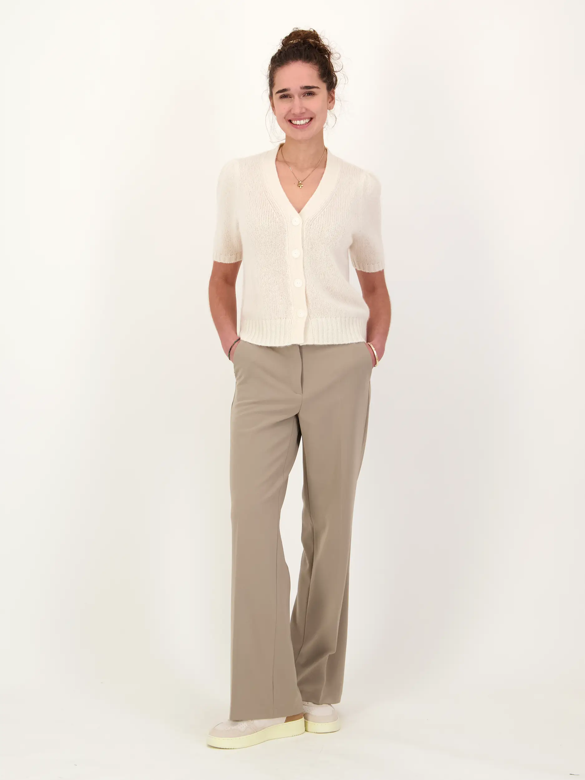 Strickjacke 'Shiso' aus Kaschmir Seide Mix - Artikel Teil eines Outfits getragen von einem Modell - Farbe: Creme