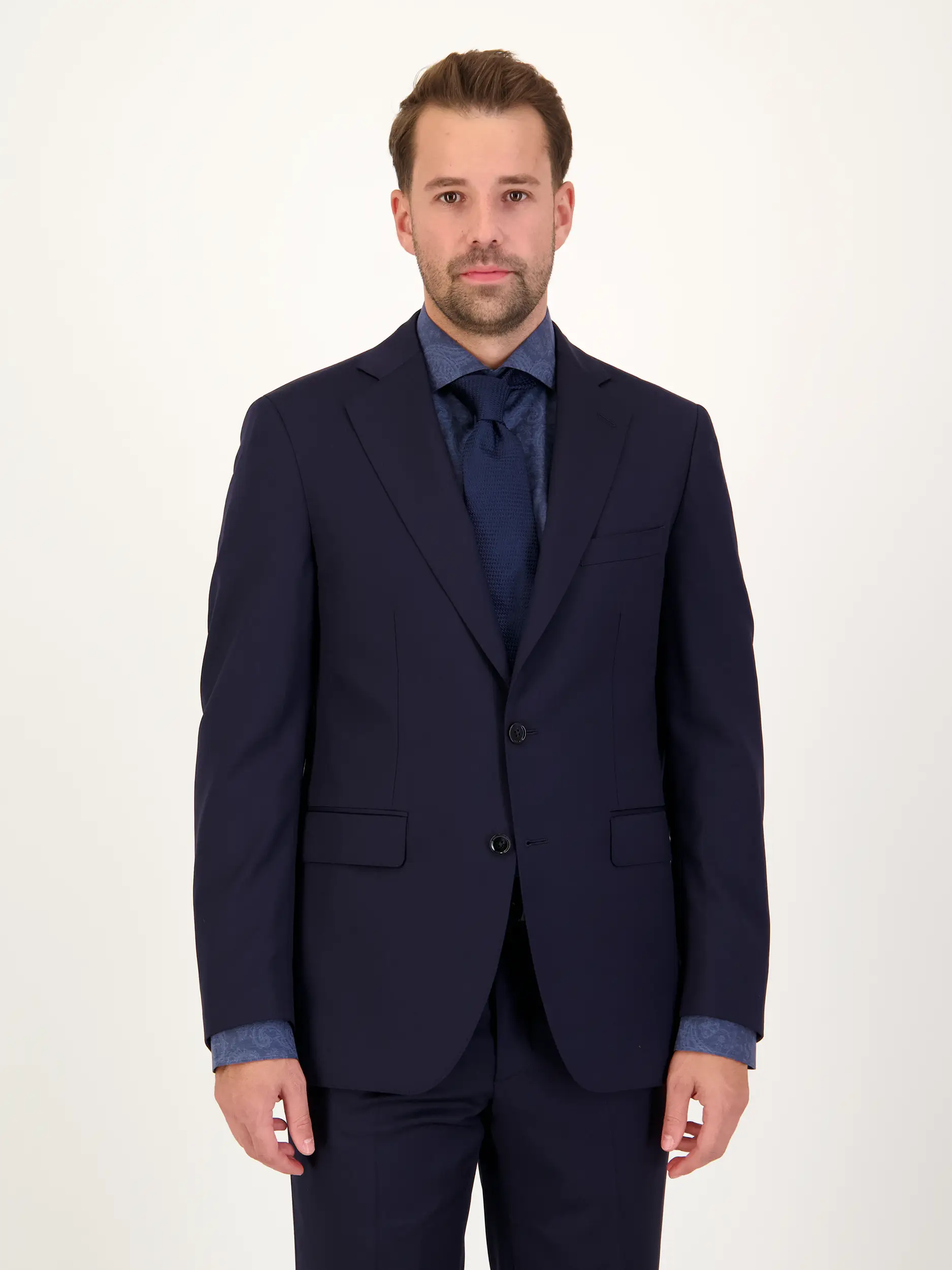 Anzug 'Soho' aus Wolle - Artikel Vorderseite getragen von einem Modell - Farbe: Blau