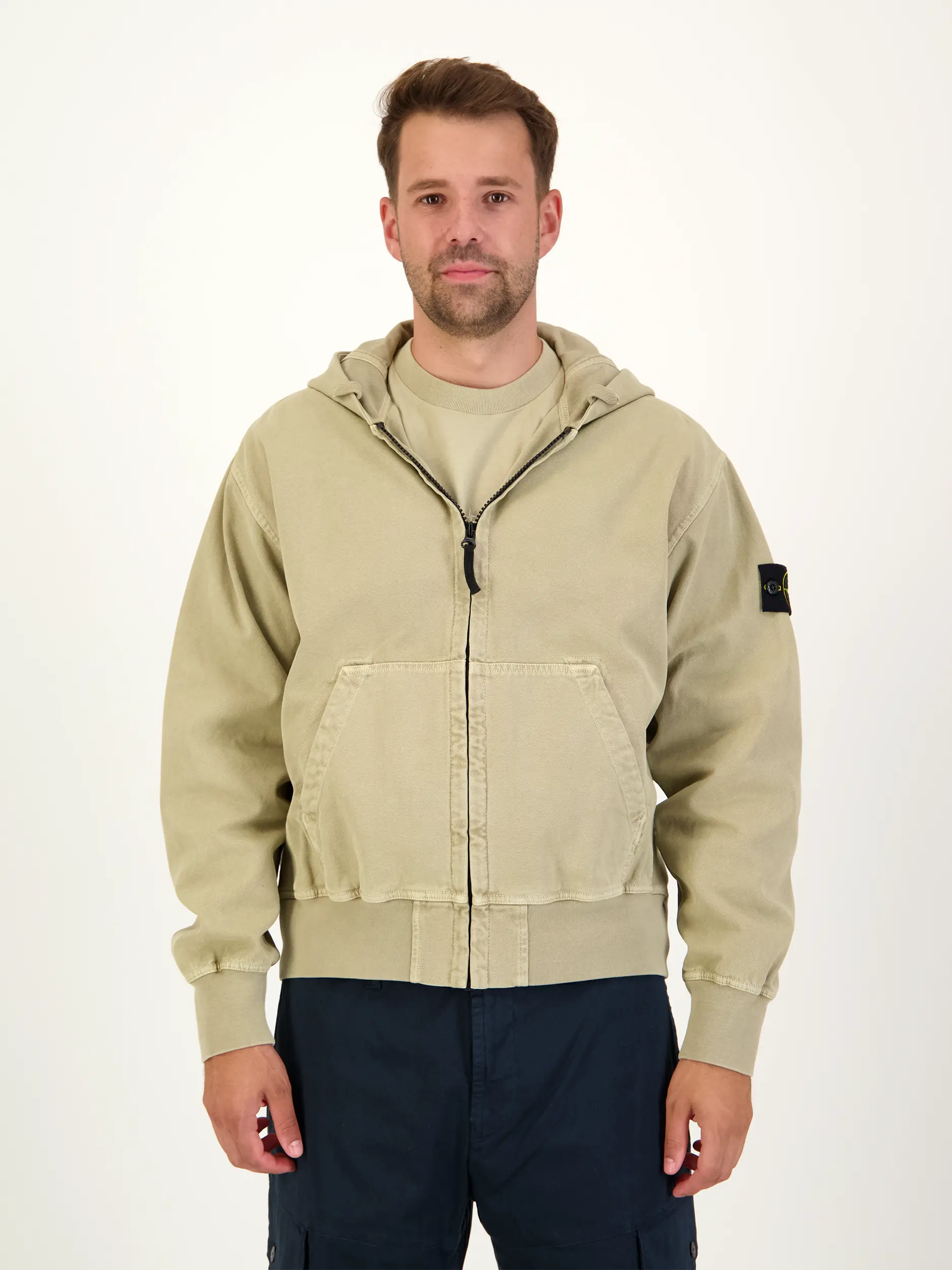 Jacke mit Kapuze - Artikel Vorderseite getragen von einem Modell
