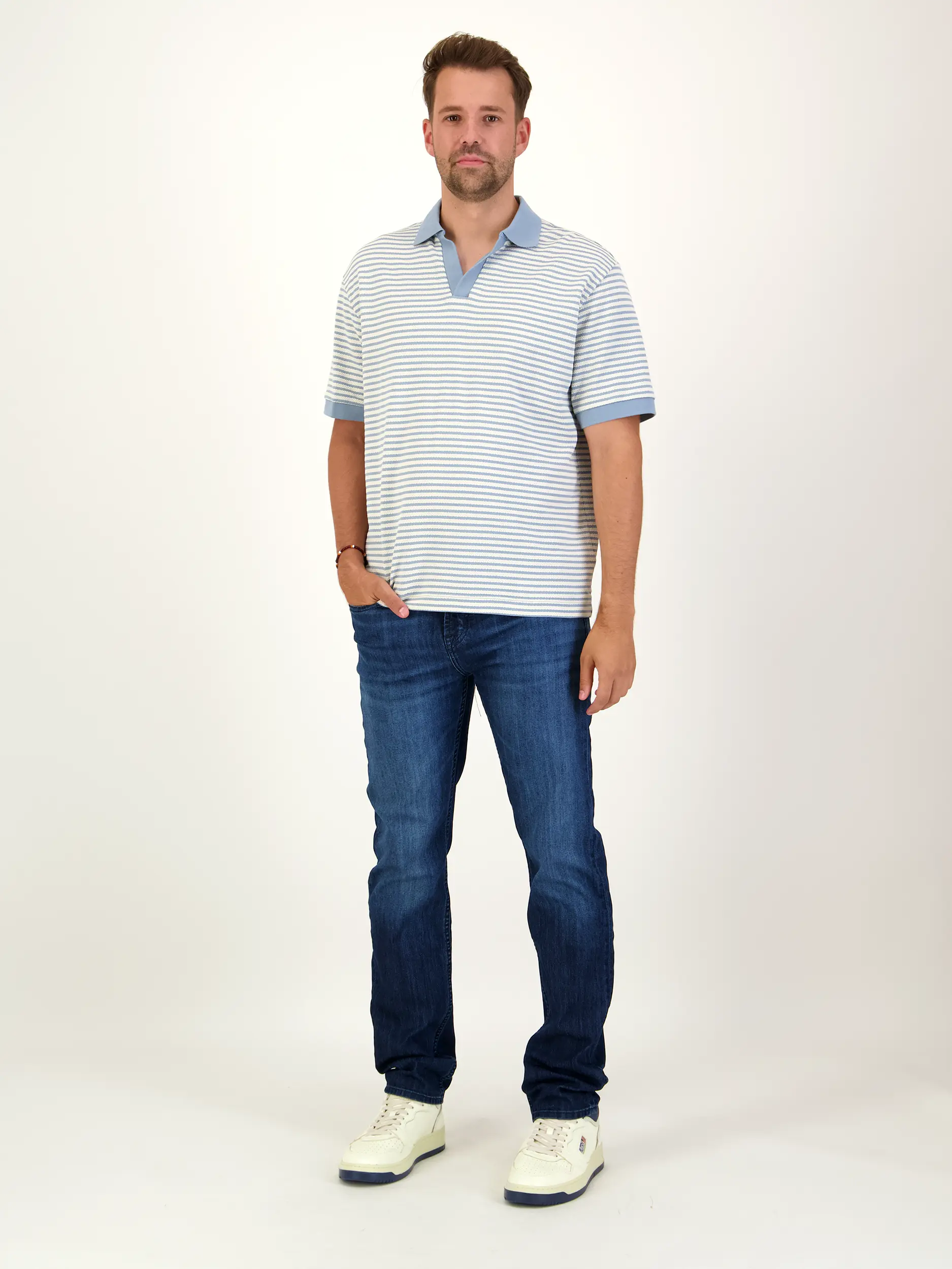 Gestreiftes Strickpolo 'Acayo' kurzarm - Artikel Teil eines Outfits getragen von einem Modell - Farbe: Blau