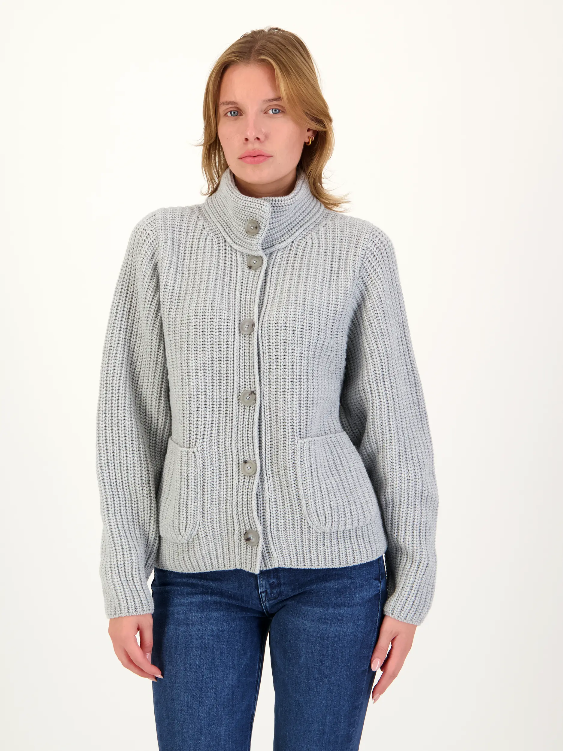 Strickjacke 'Amarilla' aus Kaschmir - Artikel Vorderseite getragen von einem Modell - Farbe: Grau