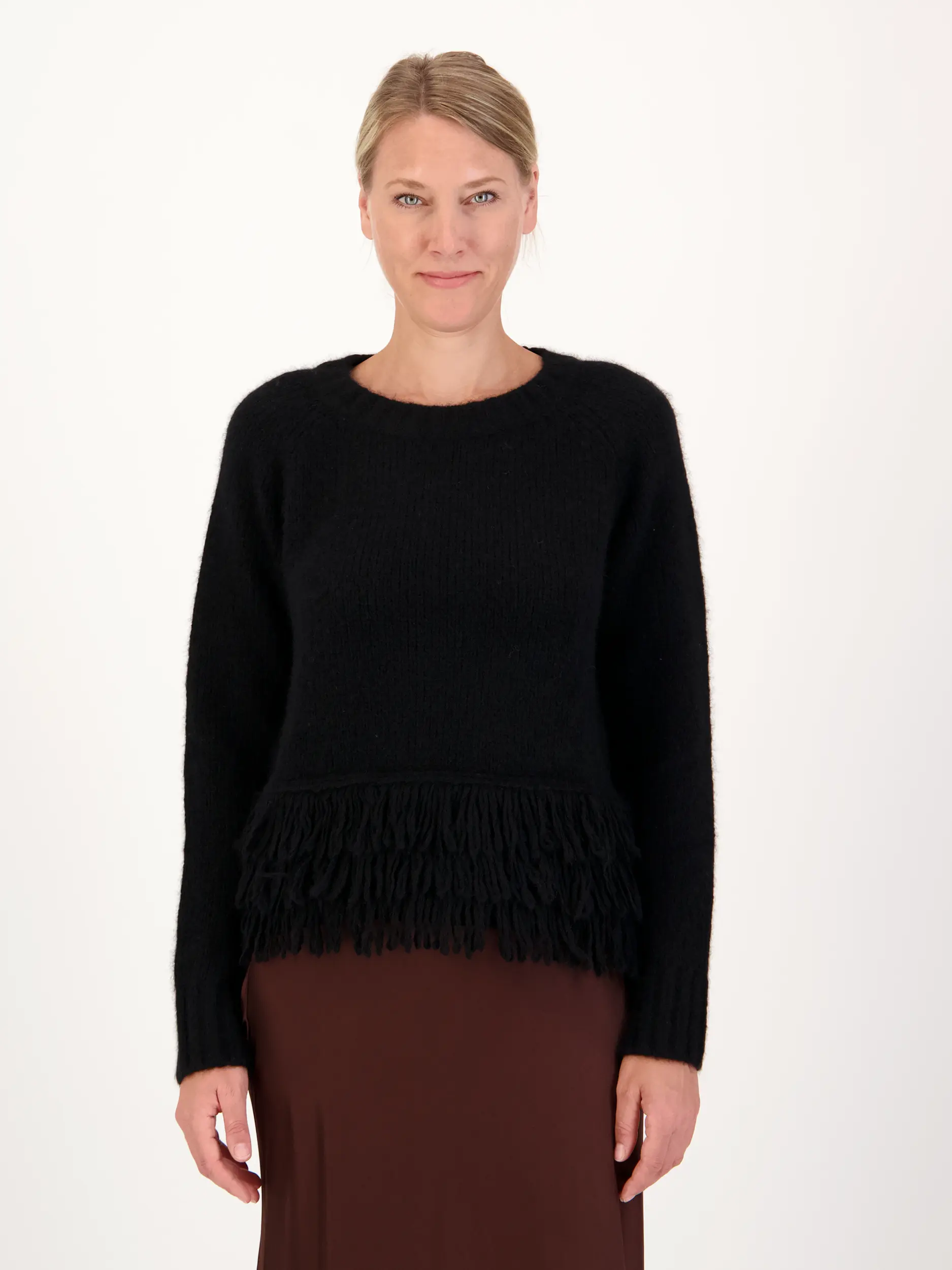Pullover aus Kaschmir mit Fransen langarm - Artikel Vorderseite getragen von einem Modell - Farbe: Schwarz