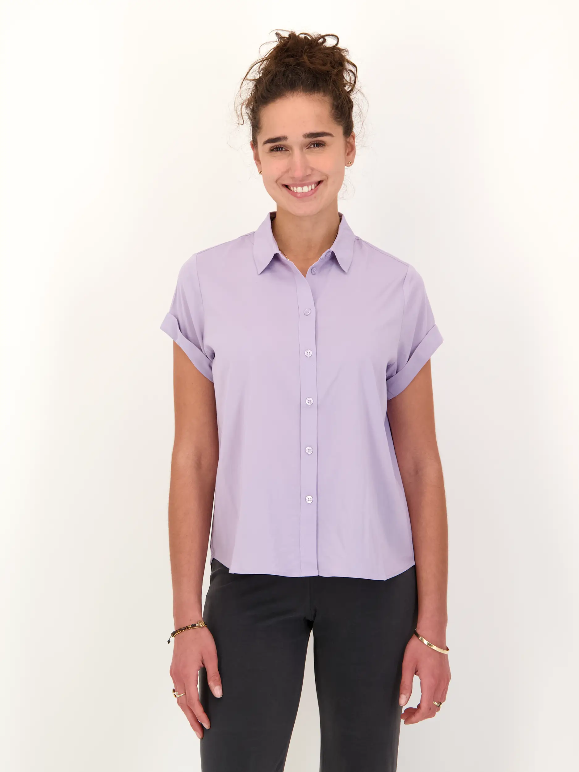 Bluse 'Majan' kurzarm - Artikel Vorderseite getragen von einem Modell - Farbe: Violett