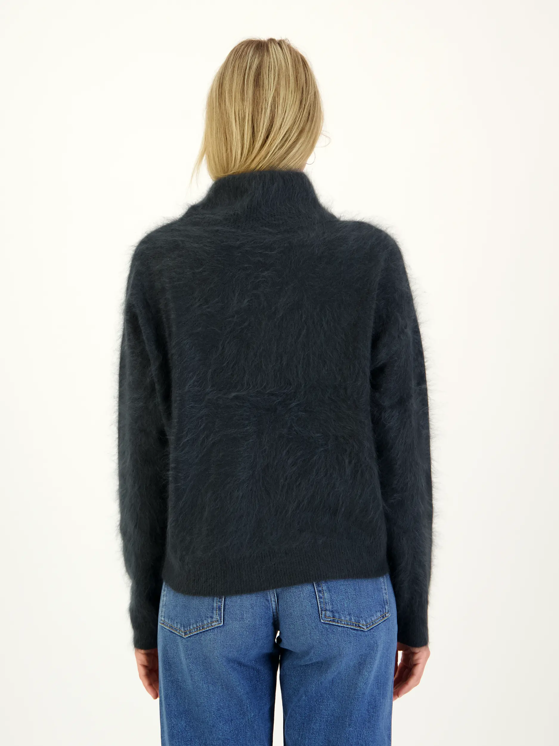 Pullover 'Embla' aus Kaschmir langarm - Artikel Rückseite getragen von einem Modell - Farbe: Grau