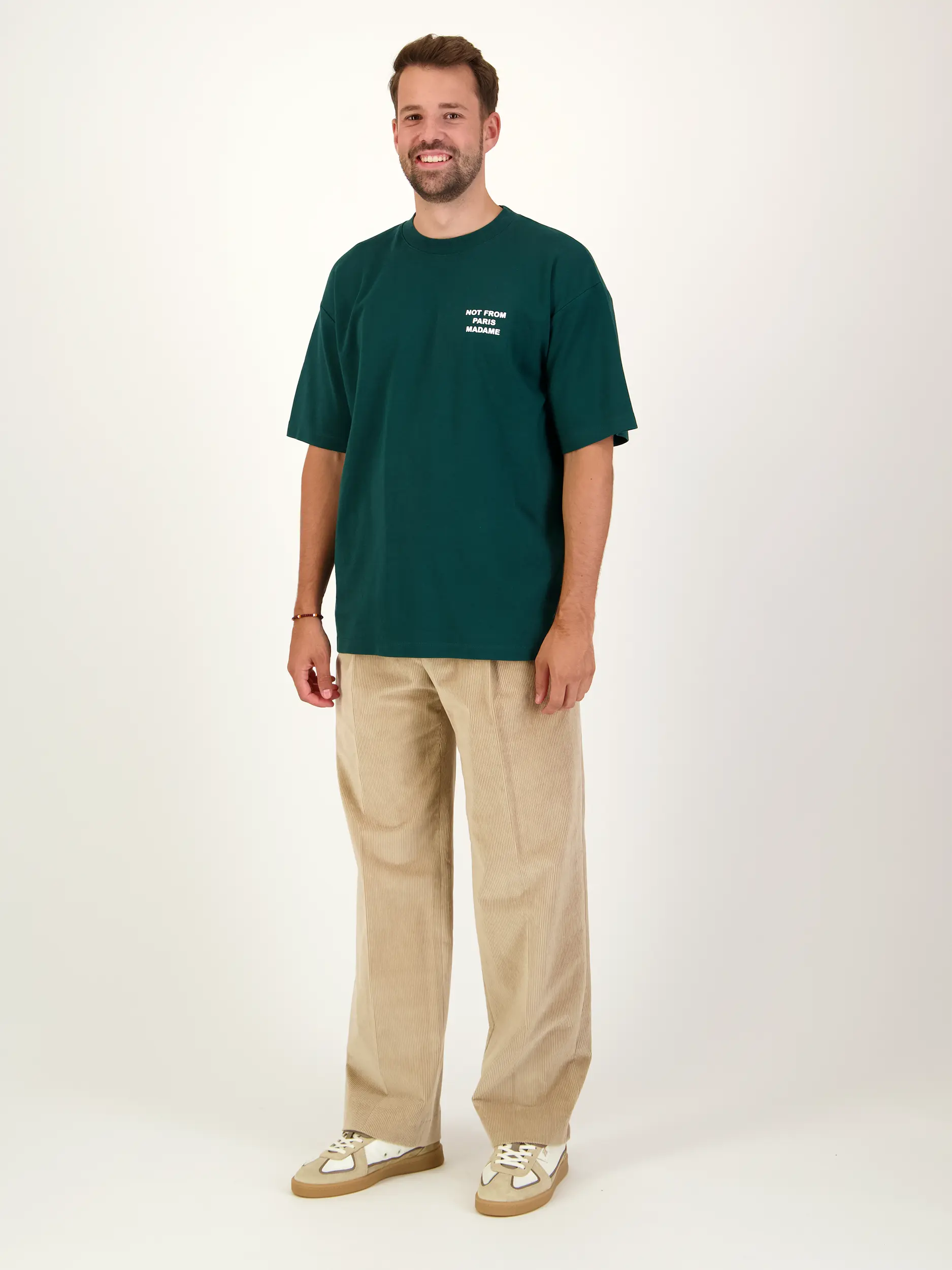 T-Shirt 'Le Tshirt Slogan' - Artikel Teil eines Outfits getragen von einem Modell