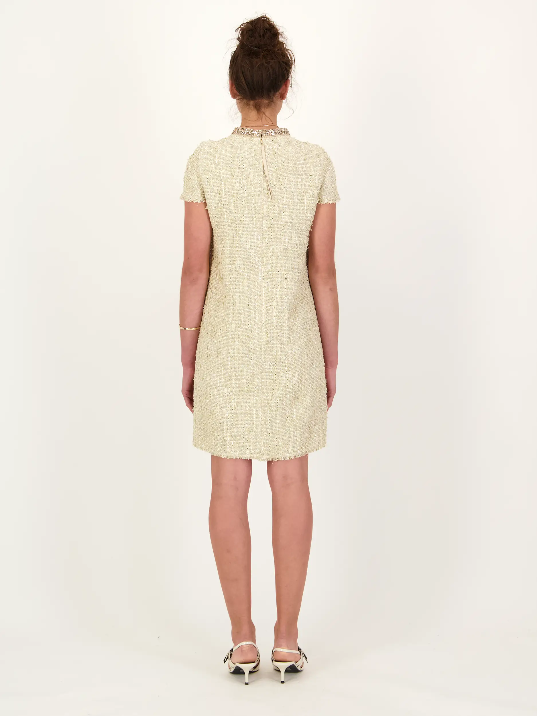 Mini Kleid kurzarm - Artikel Rückseite getragen von einem Modell - Farbe: Beige