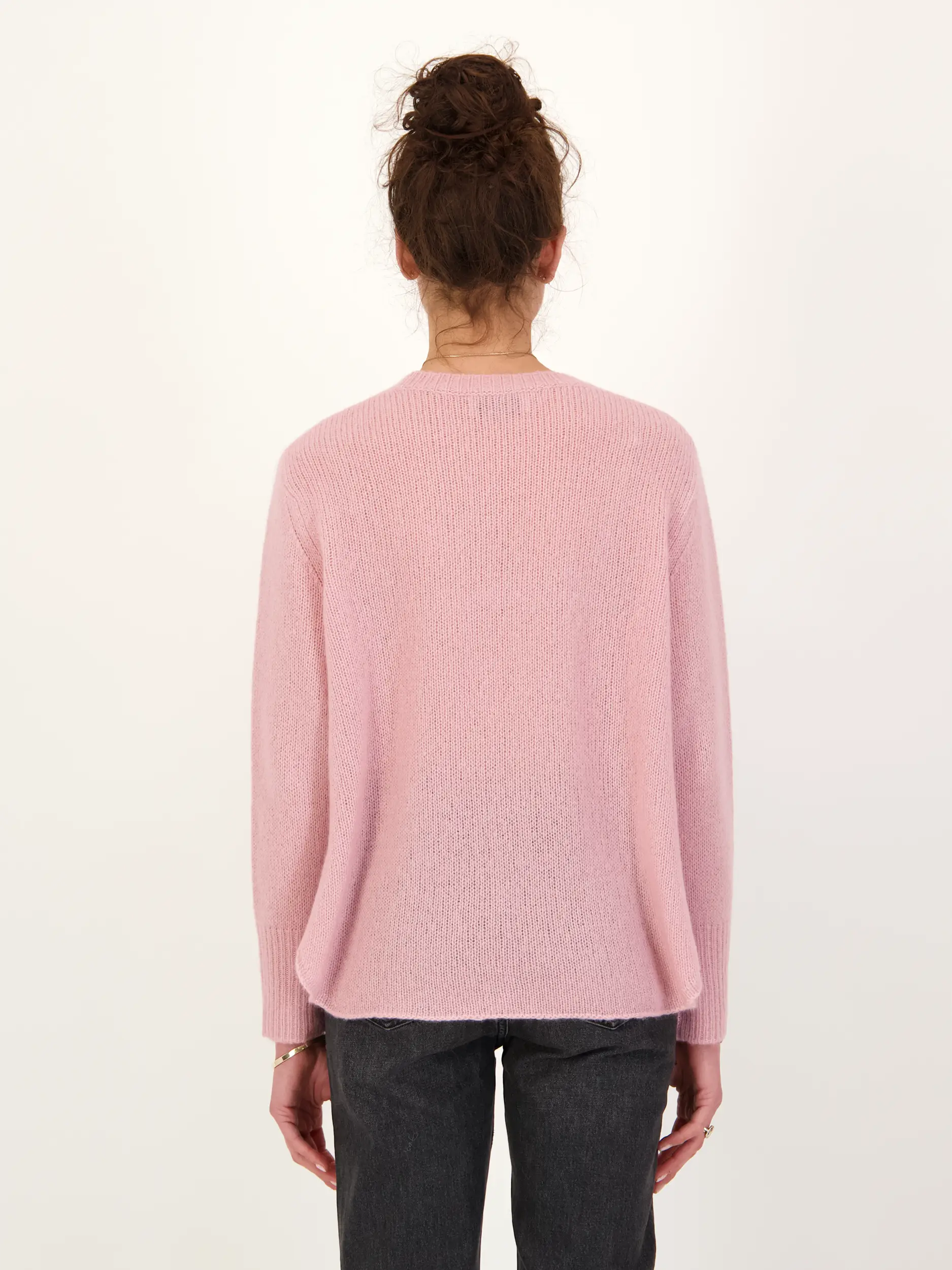 Pullover 'Maicon' aus Kaschmir Seide Mix - Artikel Rückseite getragen von einem Modell - Farbe: Rosa&Pink
