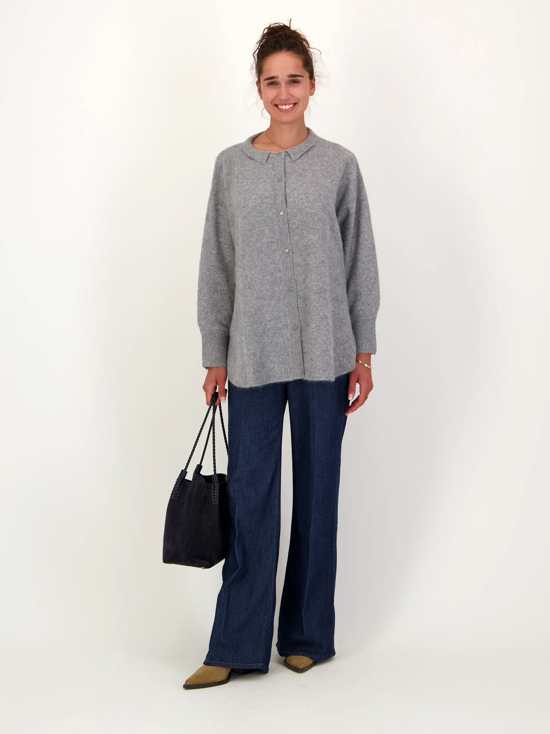 Strickjacke aus Kaschmir langarm - Artikel Teil eines Outfits getragen von einem Modell - Farbe: Grau