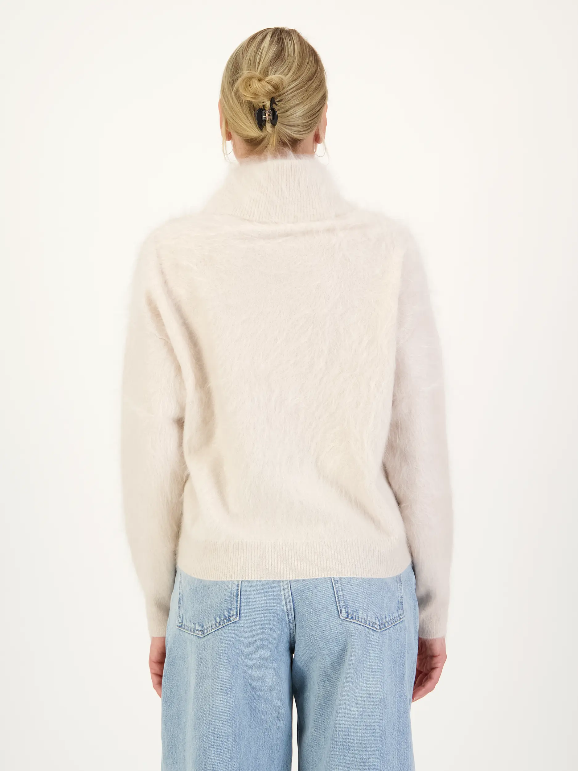 Pullover 'Embla' aus Kaschmir langarm - Artikel Rückseite getragen von einem Modell - Farbe: Creme