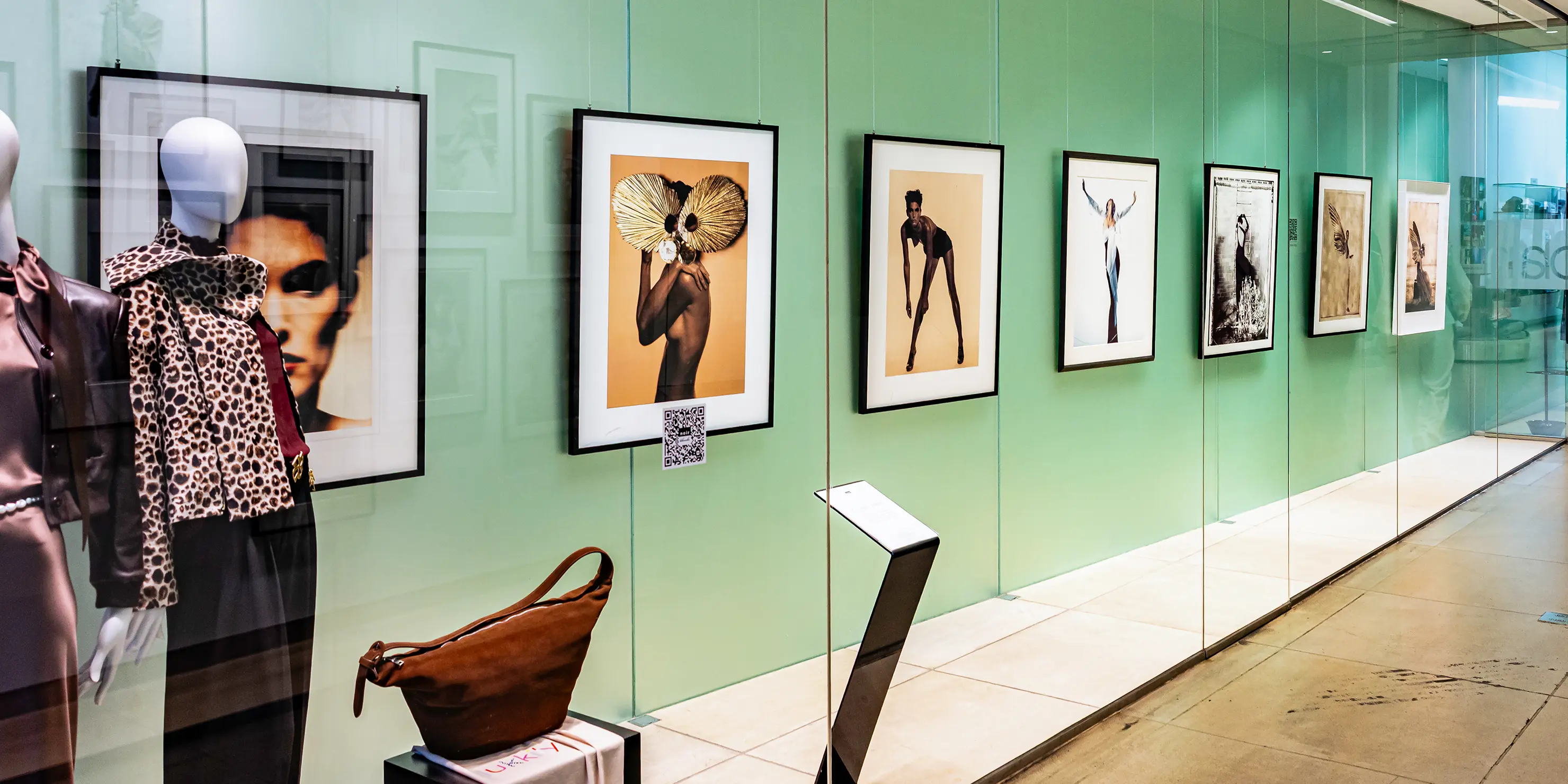 Das Bild zeigt die Icons of Photography Ausstellung im Schaufenster vom Modehaus Schnitzler. 