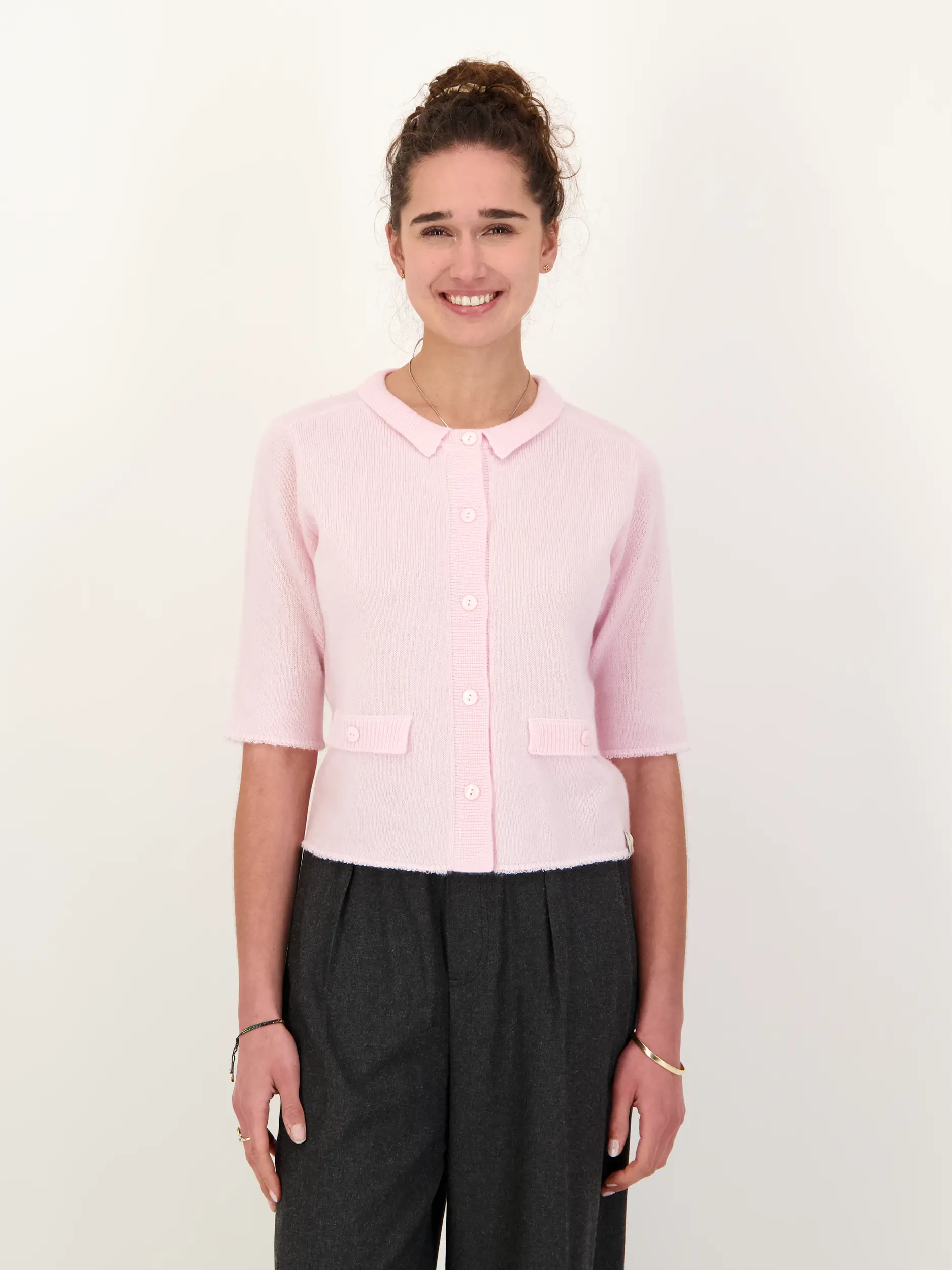 Strickjacke aus Kaschmir Mix - Artikel Vorderseite getragen von einem Modell - Farbe: Rosa&Pink