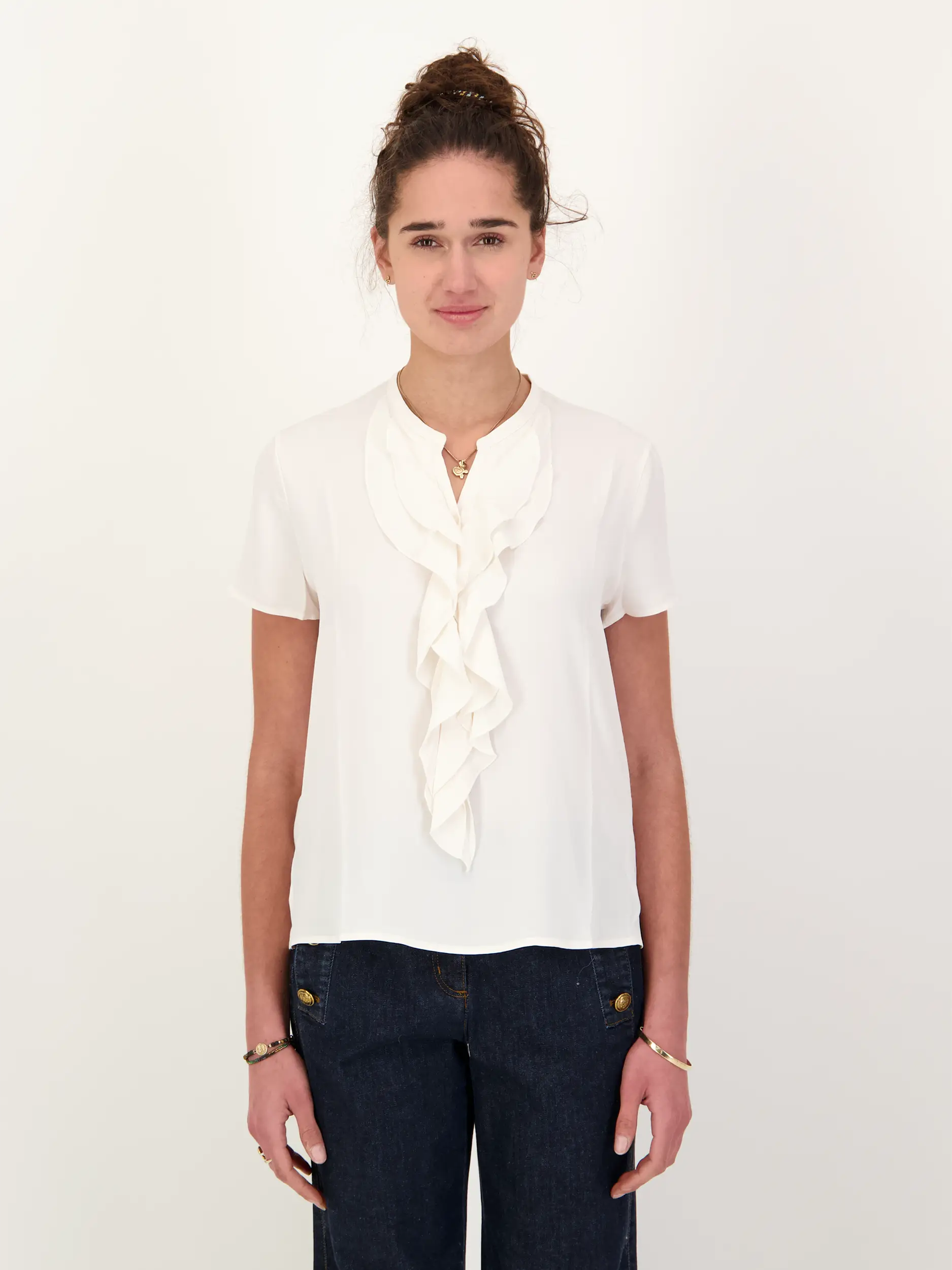 Bluse mit Volant - Artikel Vorderseite getragen von einem Modell - Farbe: Creme