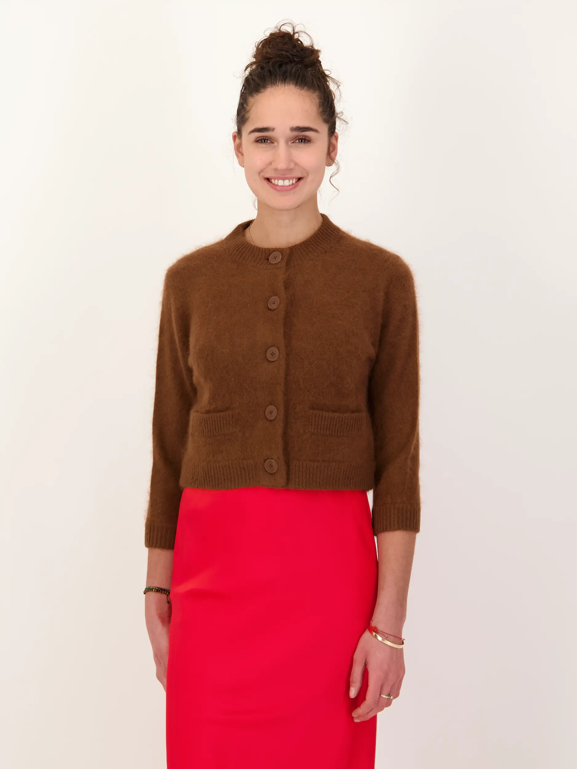 Strickjacke 'Fluffy Statements' aus Wolle 3/4 Arm - Artikel Vorderseite getragen von einem Modell - Farbe: Braun