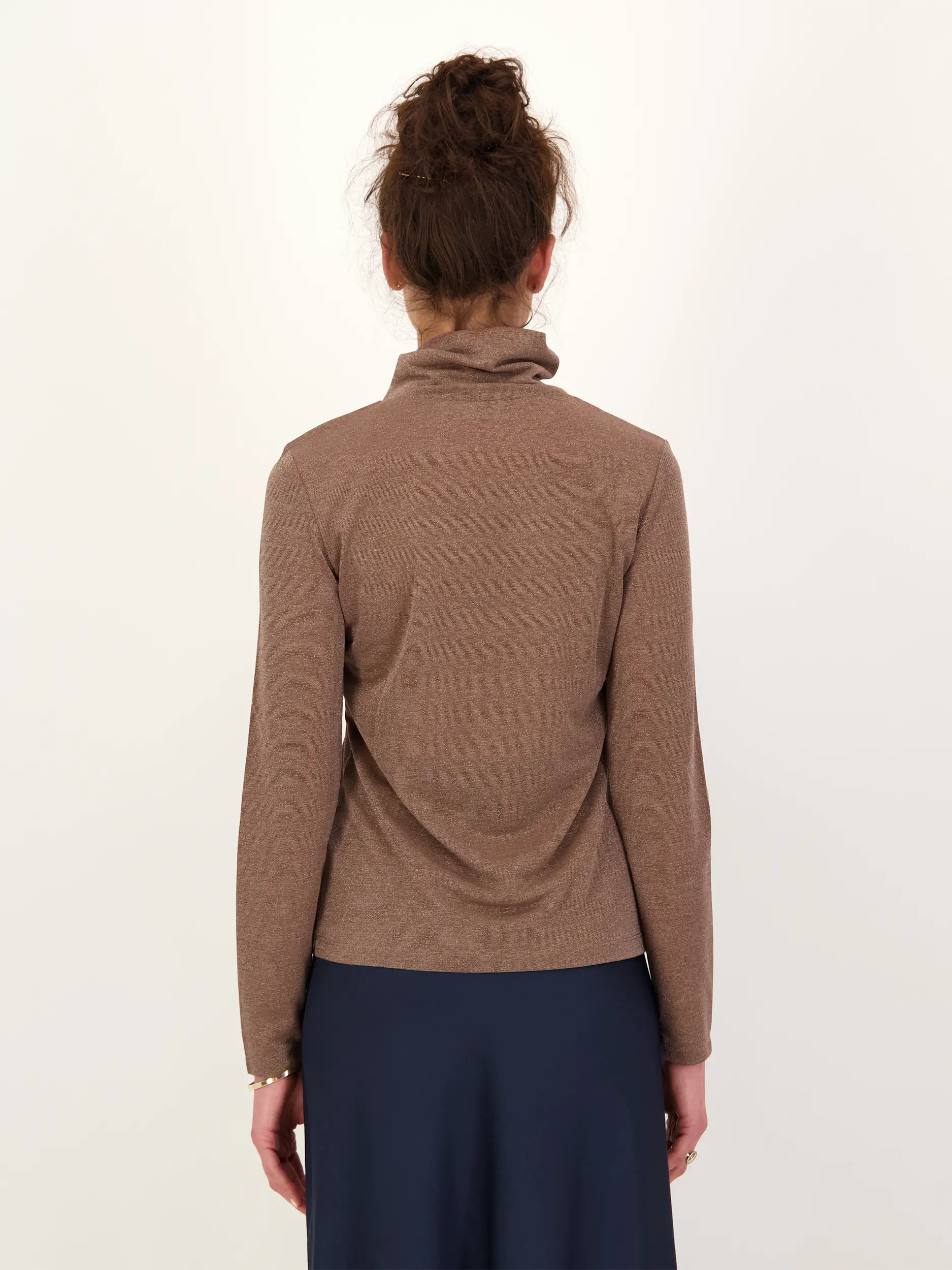 Langarmshirt 'Zerafne' - Artikel Rückseite getragen von einem Modell - Farbe: Braun